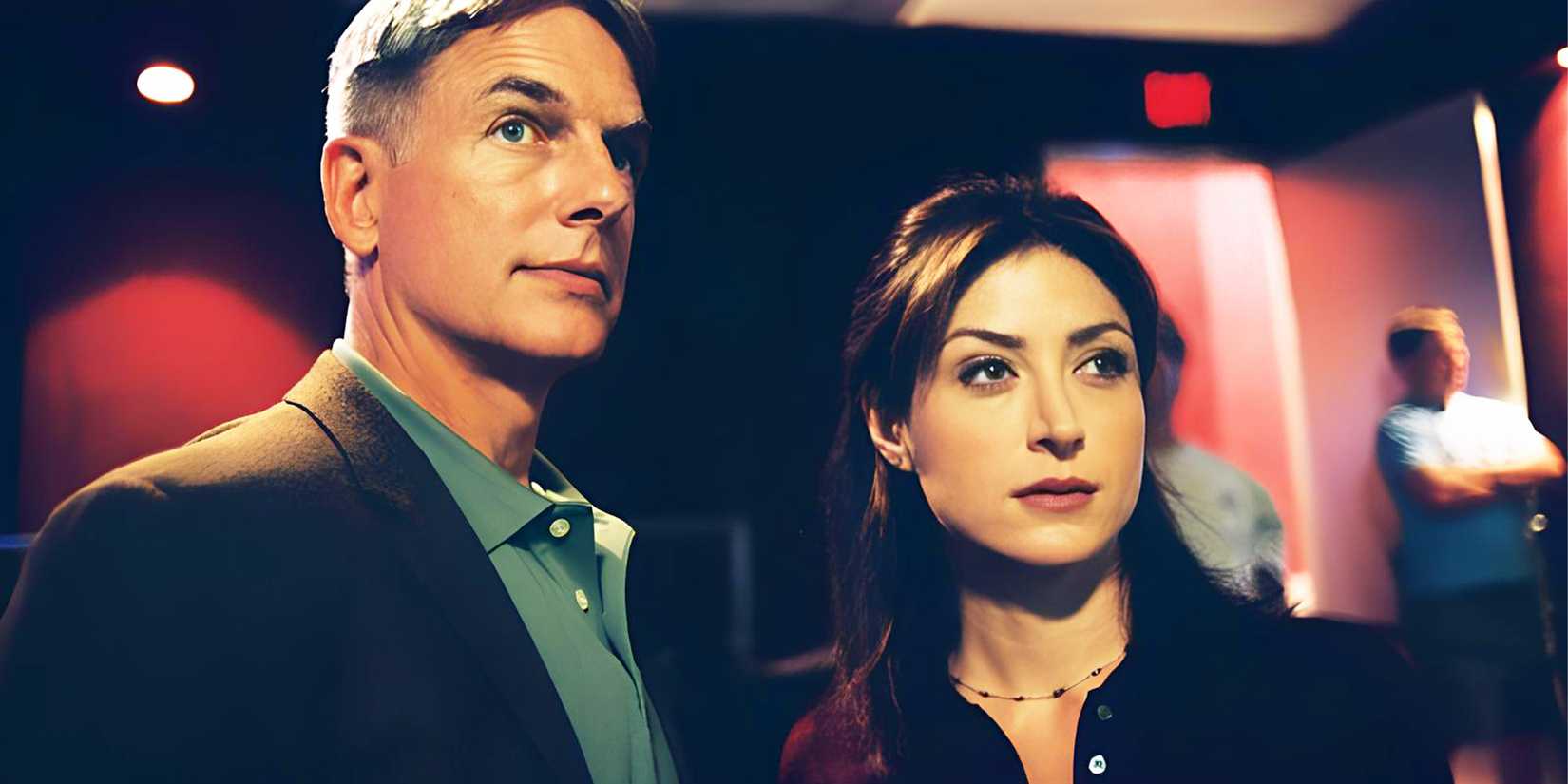 Gibbs (Mark Harmon) and Kate (Sasha Alexander) standing together in NCIS
