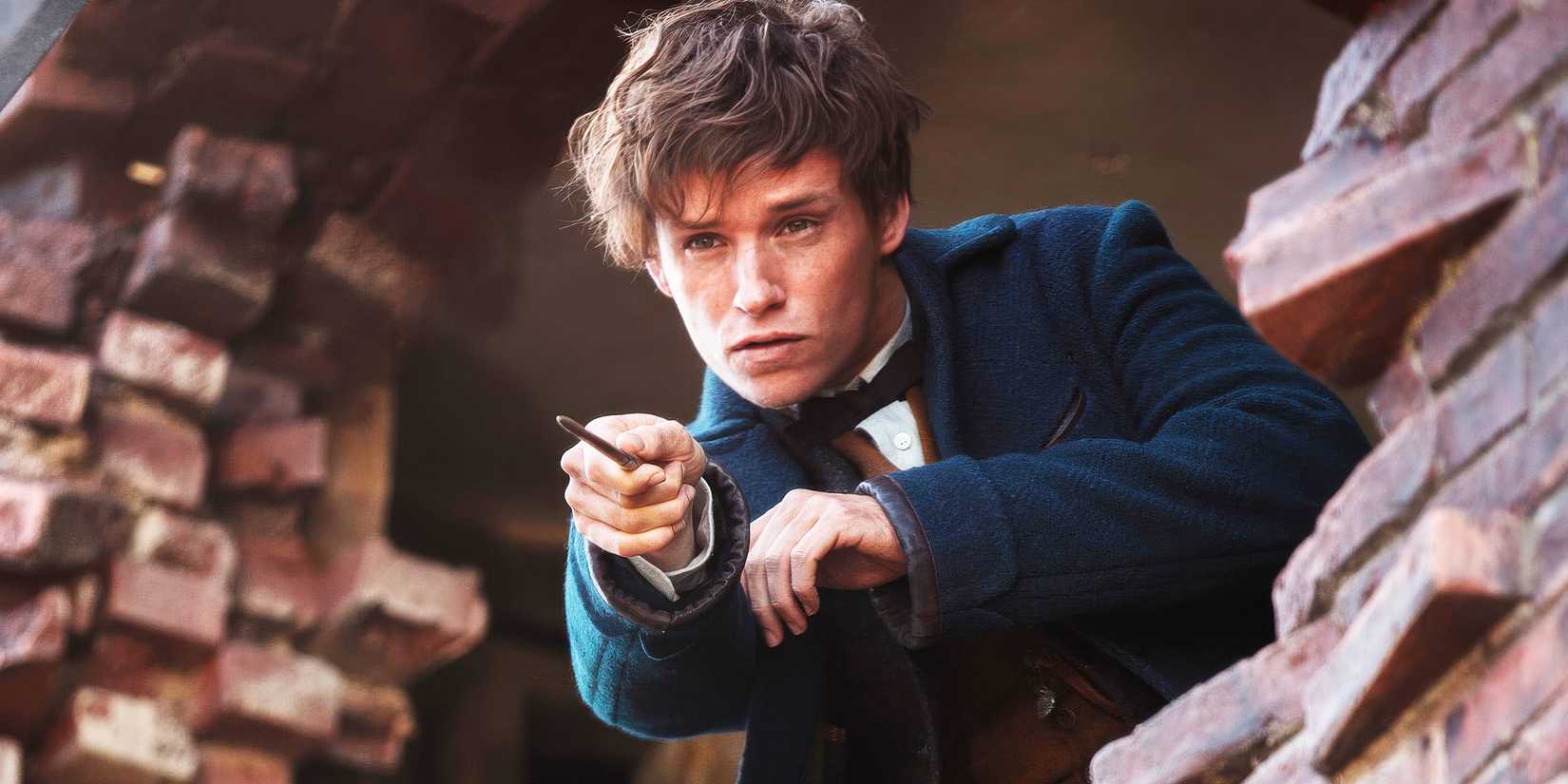 Newt Scamander aiming his wand in Fantastic Beasts & Where to Find Them
