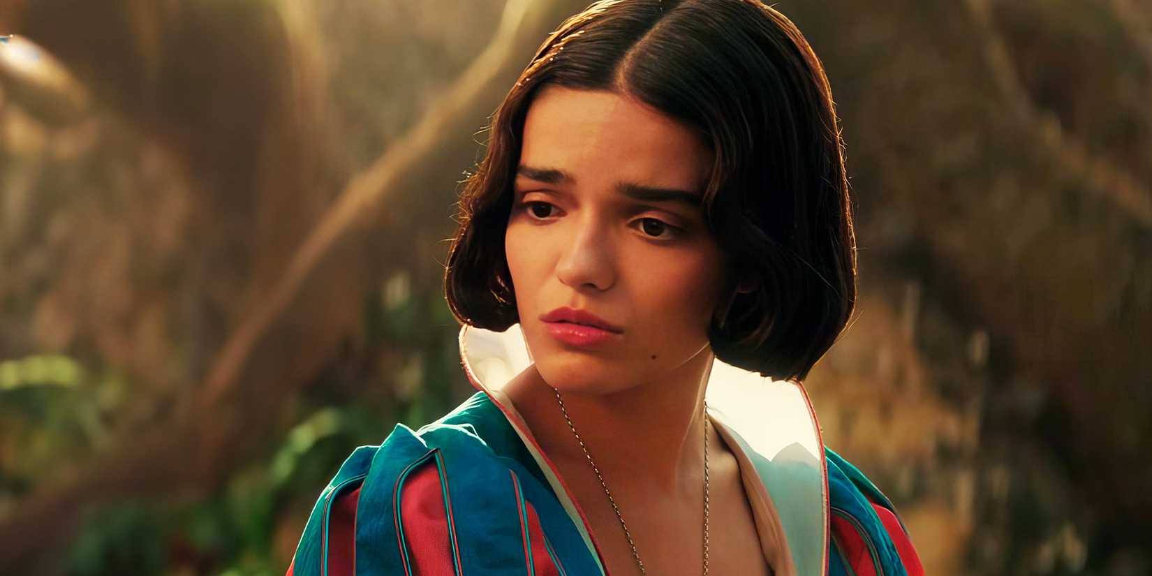 Snow White (Rachel Zegler) looking sad in the live-action Snow White