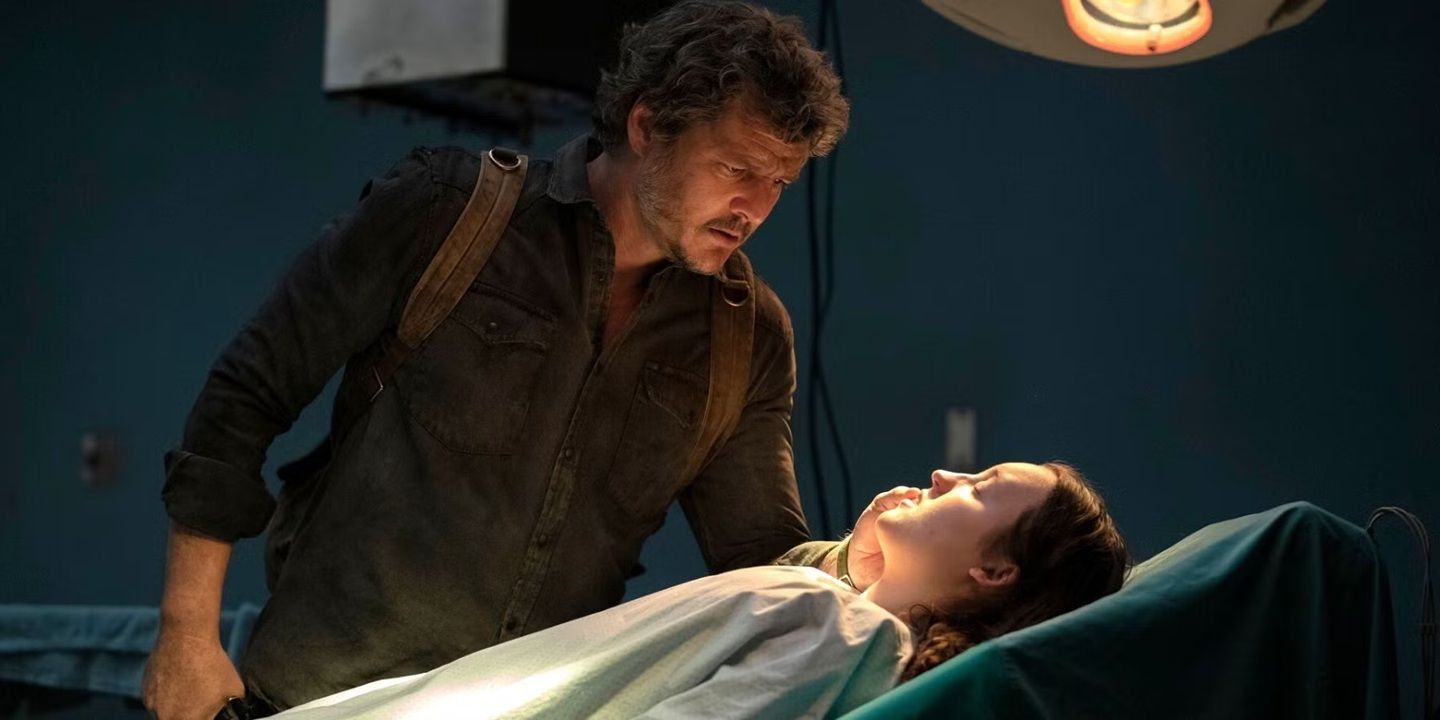 Joel olhando para Ellie na sala de operações no último