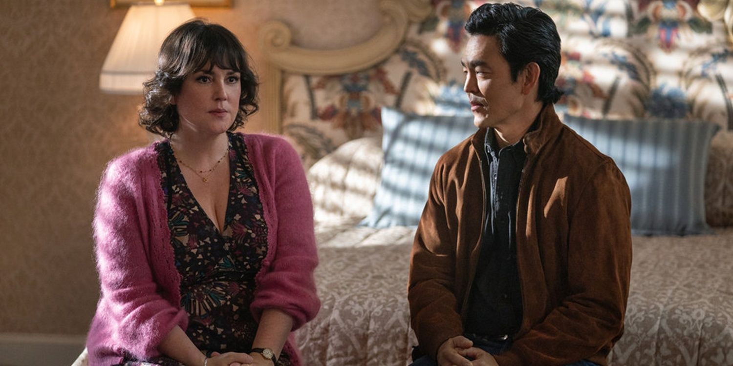 John Cho and Melanie Lynskey in a hotel room in Poker Face