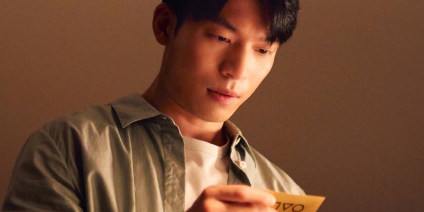 Jun-ho looking at the Squid Game card in season 3, episode 6