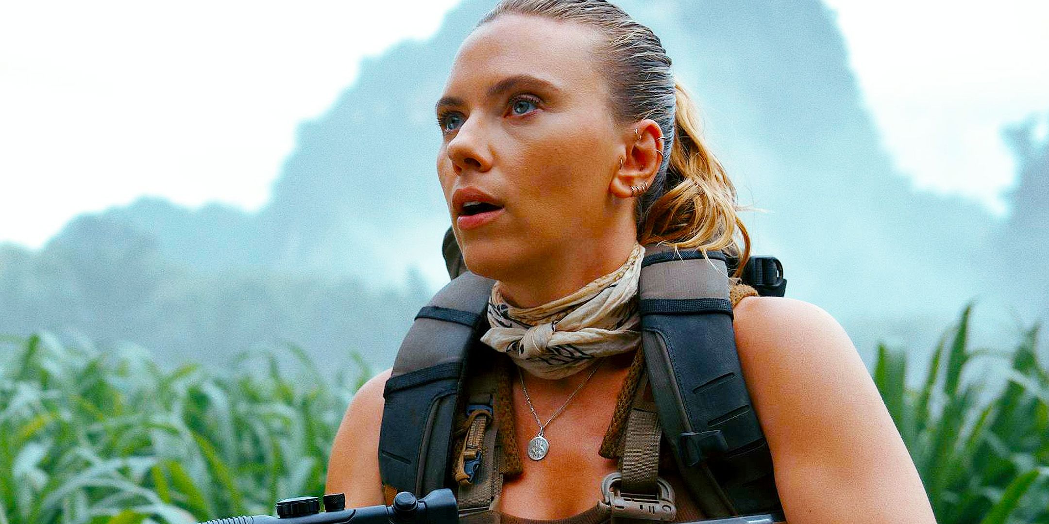 Zora Bennett (Scarlett Johansson) looking intently at something offscreen while on the island in Jurᴀssic World Rebirth