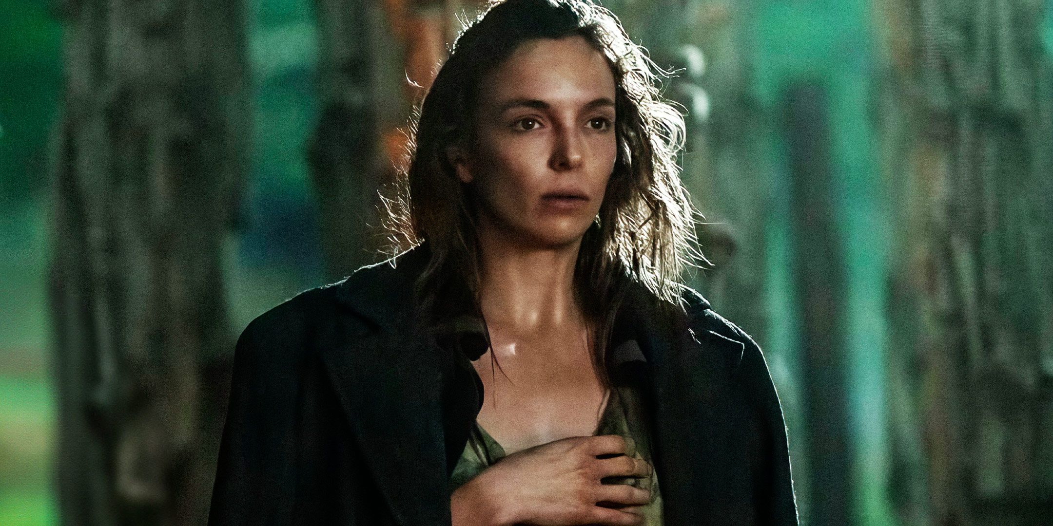 Jodie Comer as Isla standing in the bone temple in 28 Years Later