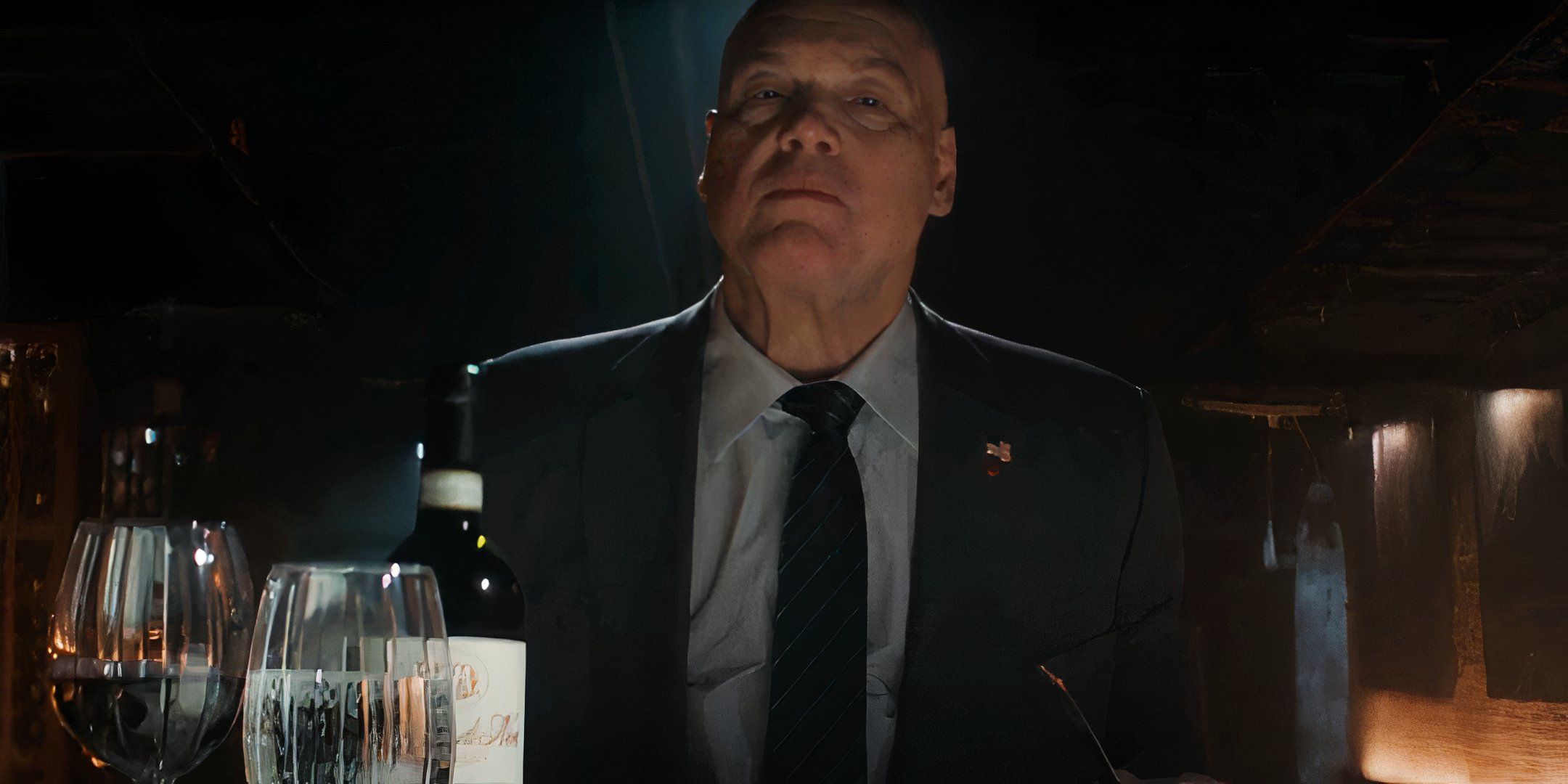 Kingpin durante un pasto davanti alla cella di Adam in Daredevil Born Again