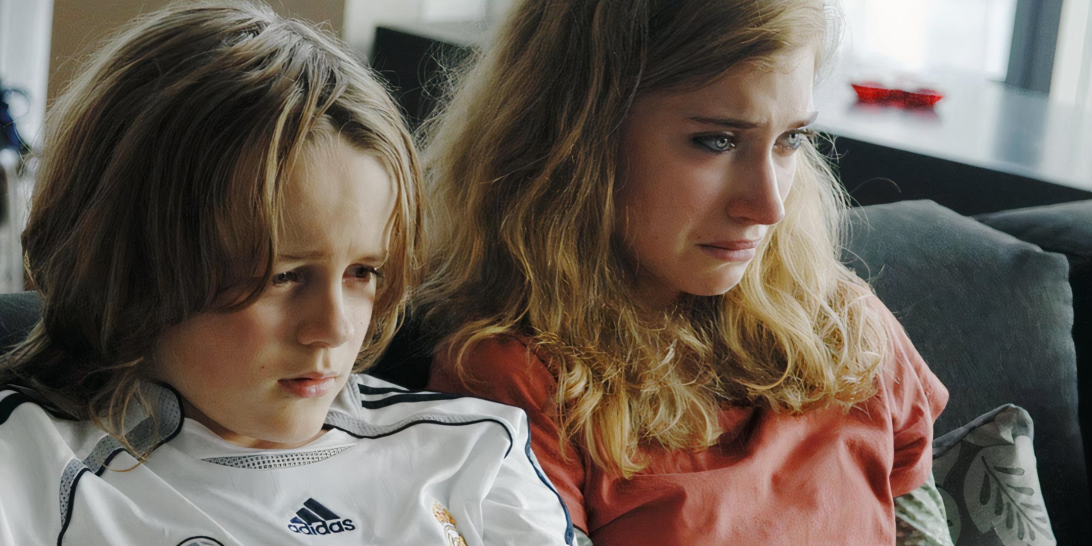 Mackintosh Muggleton as Andy and Imogen Poots as Tammy crying in 28 Weeks Later.