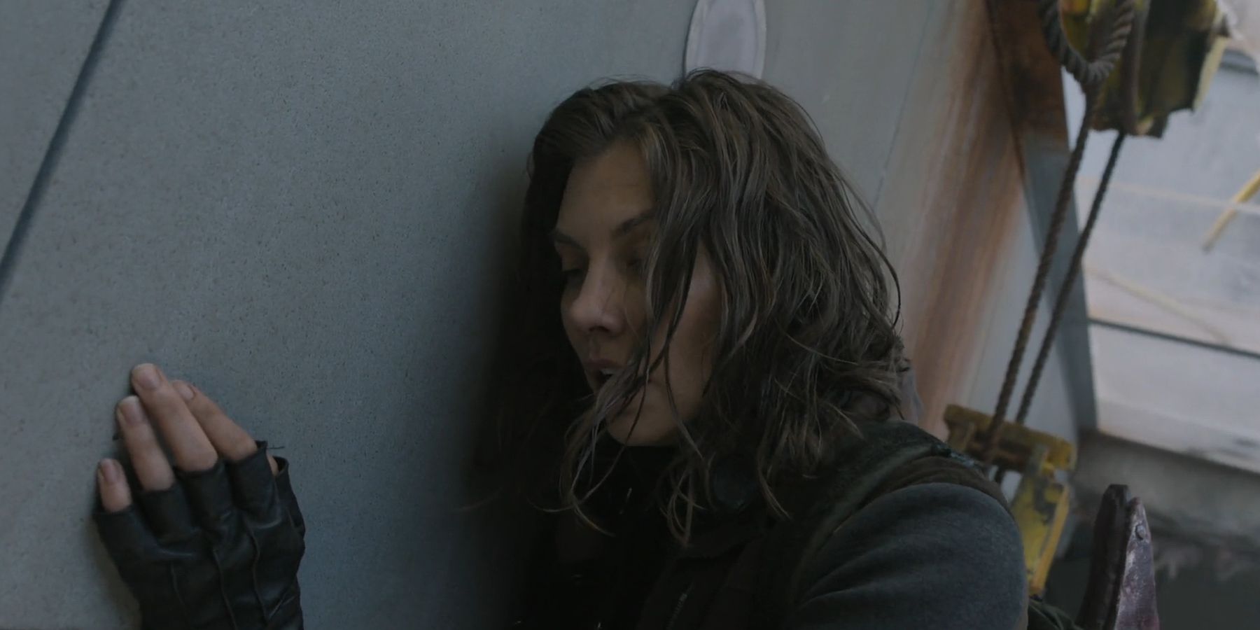 Maggie (Lauren Cohan) leaning exhaustedly against a wall in The Walking Dead: Dead City season 2
