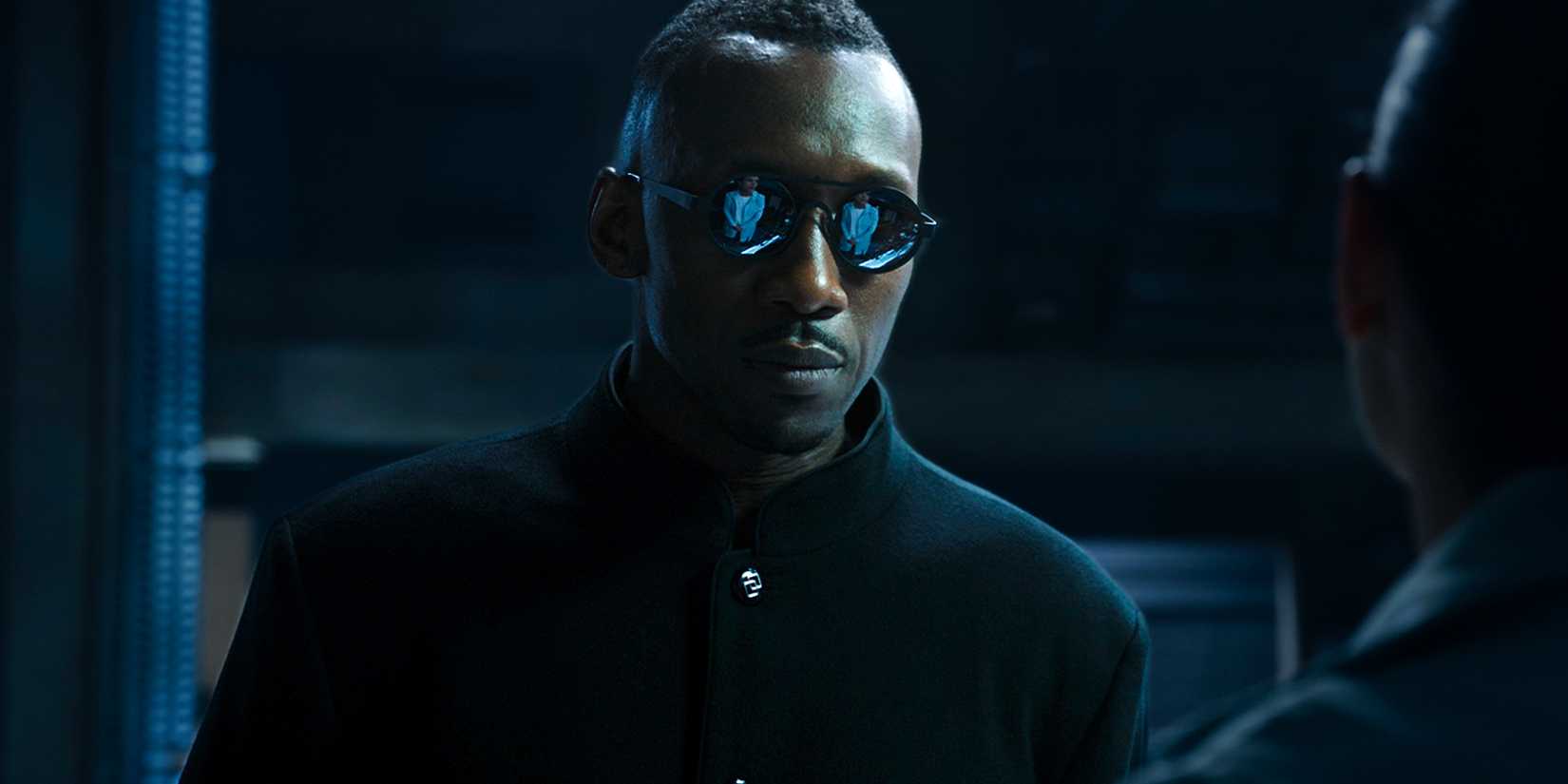 Mahershala Ali with reflective glᴀsses in Alita Battle Angel