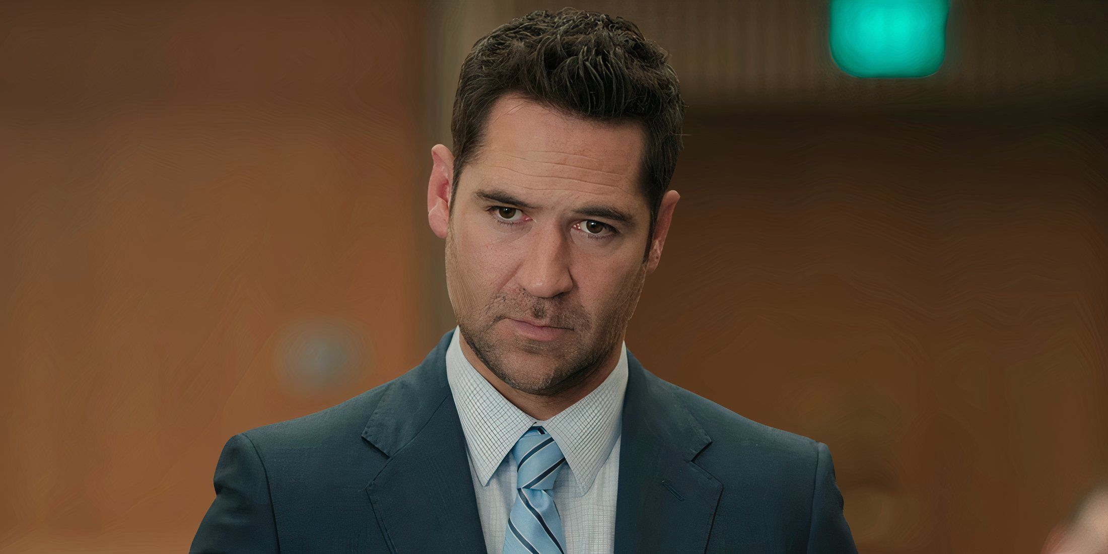 Mickey olhando para a frente e sério no Lincoln Lawyer Temporada 3 Episódio 9