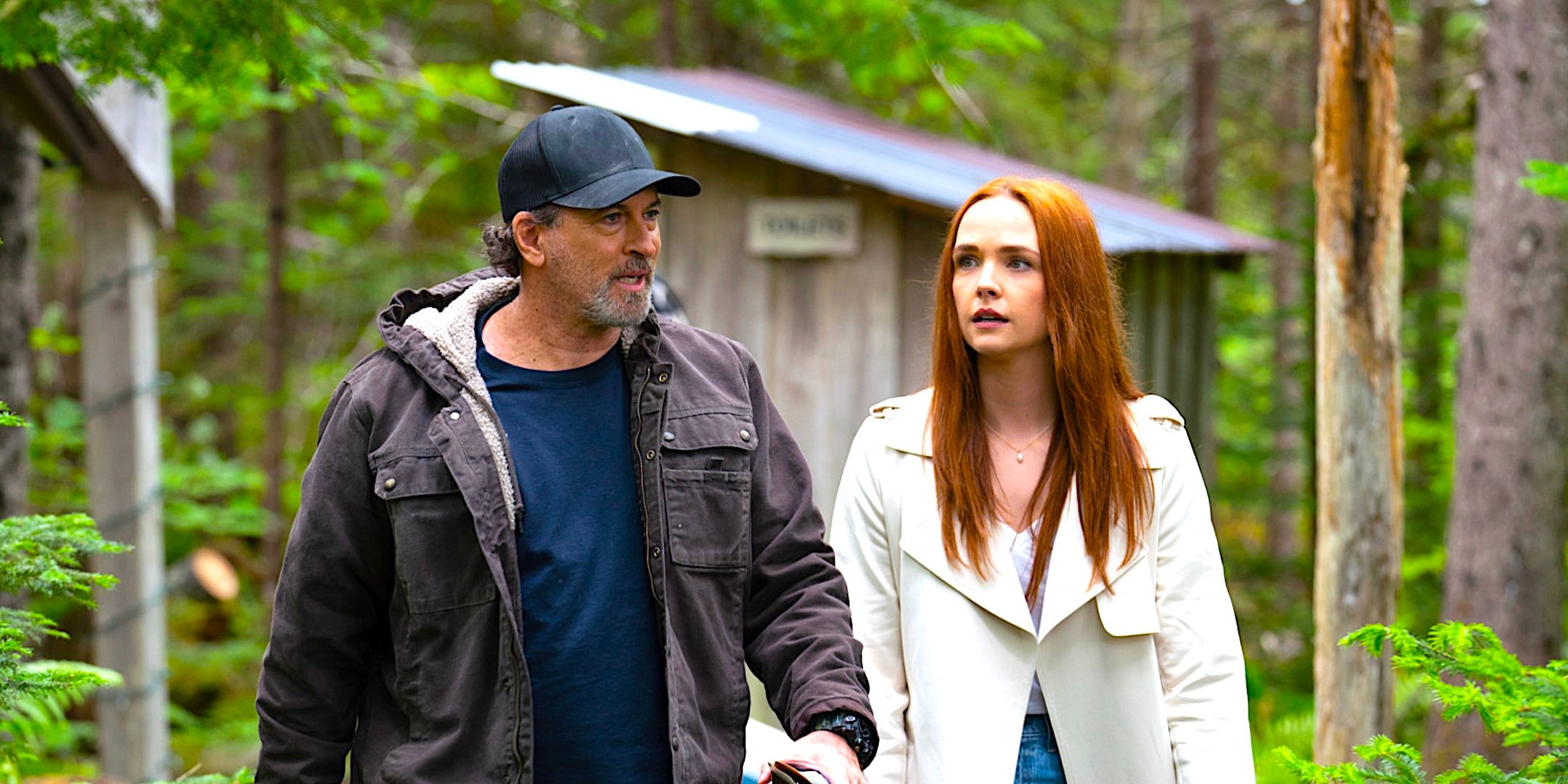Maggie dan Scott Patterson dari Morgan Kohan berpendapat Sully sambil berjalan di hutan dari Sullivan's Crossing Season 1
