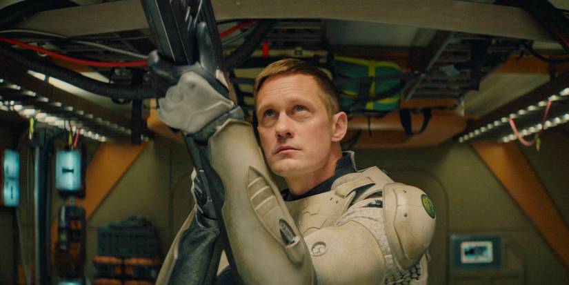 Murderbot (Alexander Skarsgård) pointing his weapon upward in Murderbot Season 1 Ep 7