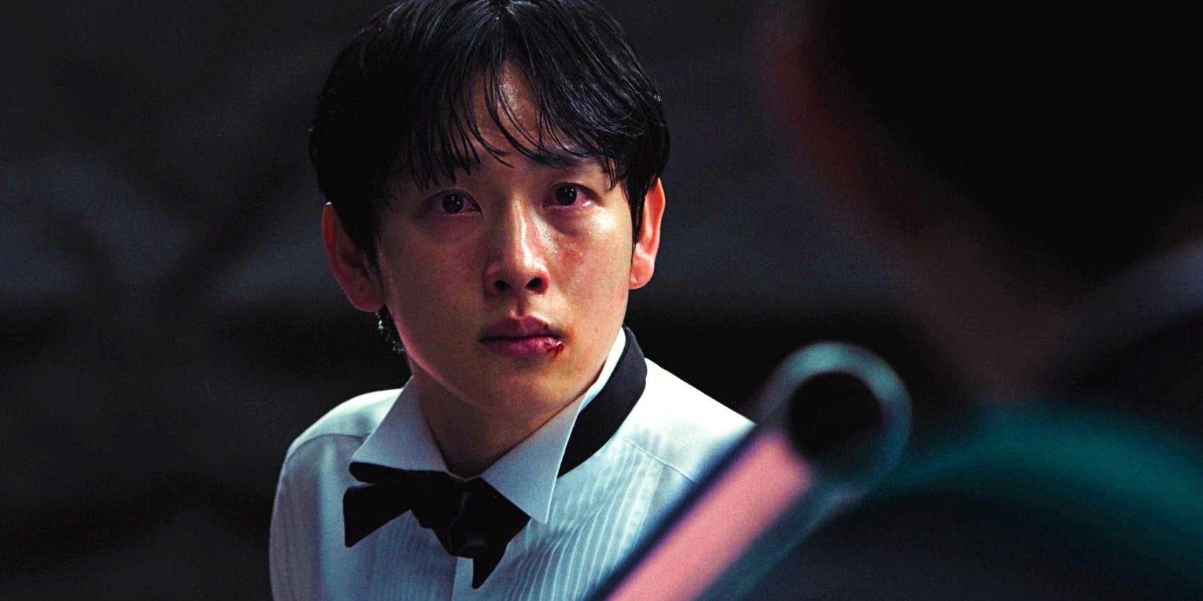 Myung-gi aiming the metal pole at Gi-hun in the Squid Game series finale