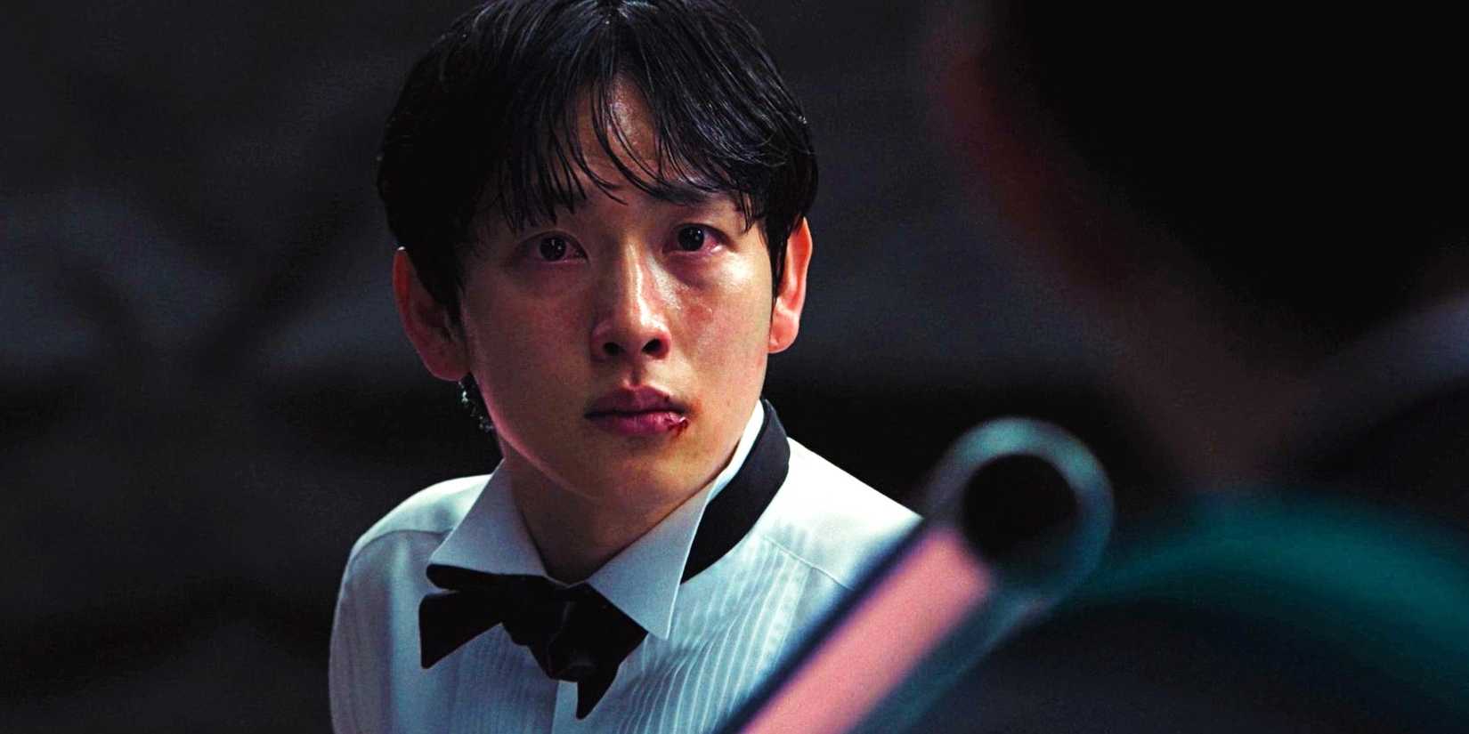 Myung-gi (Si-wan-Yim) aiming the metal pole at Gi-hun in the Squid Game series finale