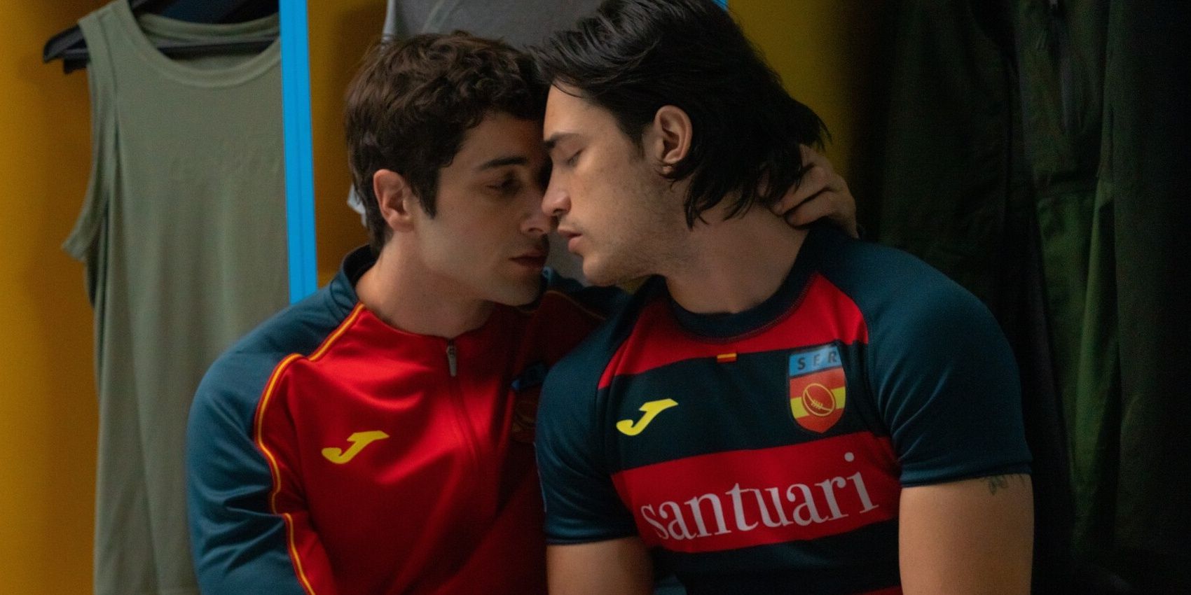 Two characters embracing and about to kiss in Olympo