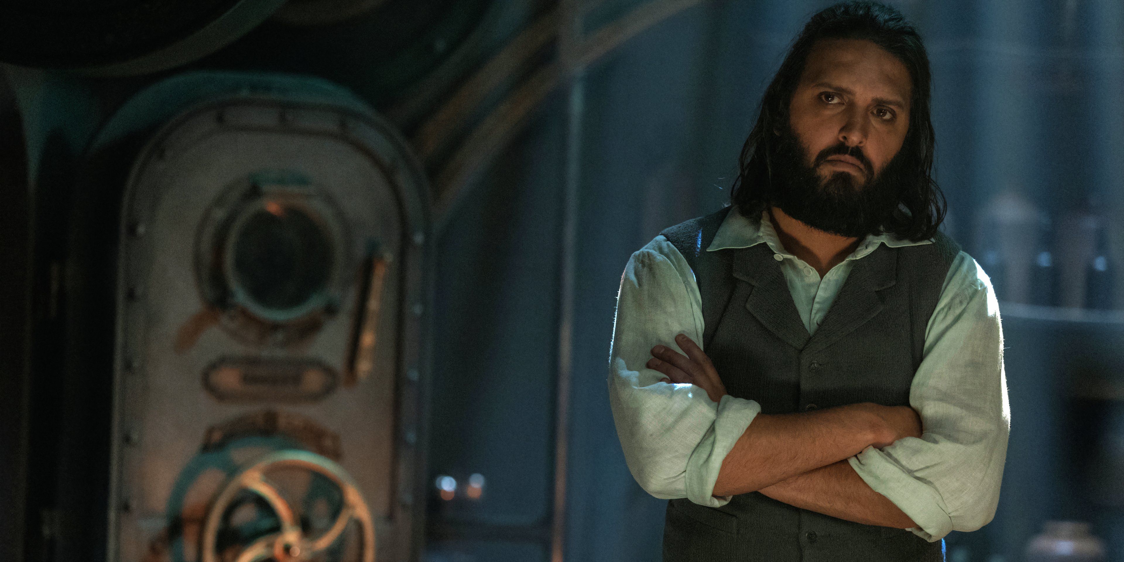 Shazad Latif como Nemo, de braços cruzados em Nautilus