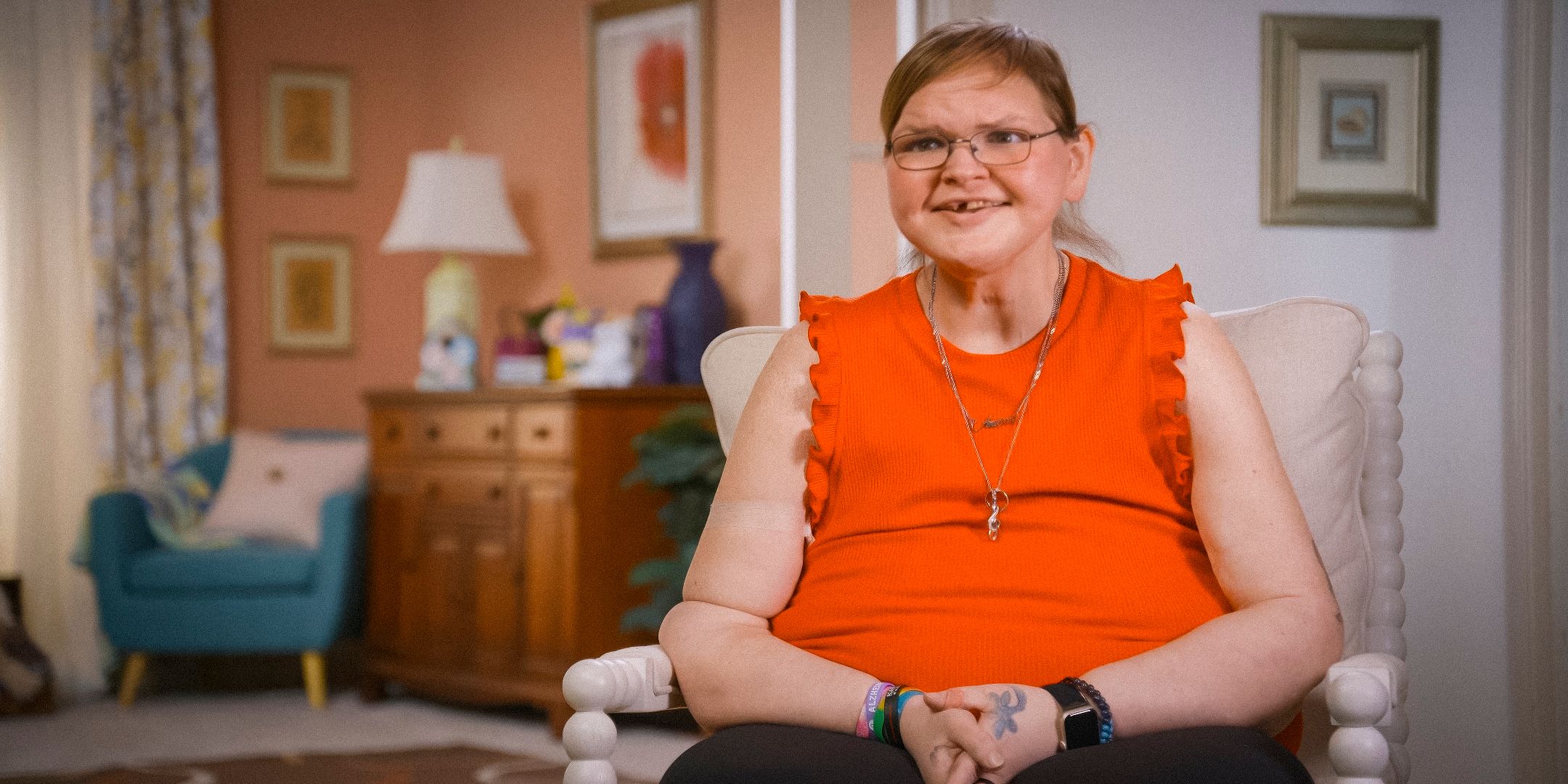 1000-Lb Sisters' Tammy Slaton smiles while sitting in a chair