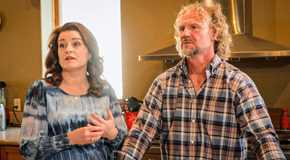 Sister Wives’ Kody & Robyn Brown in the kitchen