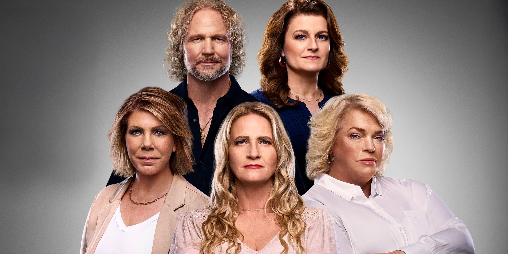 Sister Wives Kody, Robyn, Meri, Christine, & Janelle Brown posing huddled together for a promo shot