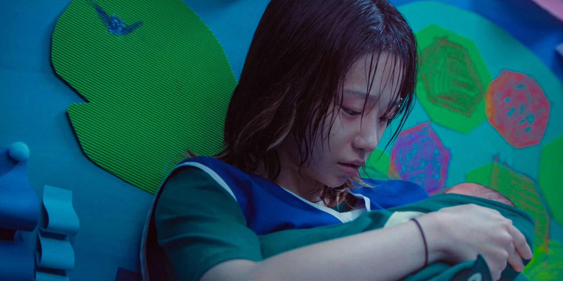 Why Squid Game Season 3's Rotten Tomatoes Score Has Critics & Audiences Very Divided Hyun-ju holding her baby in Squid Game season 3, episode 2