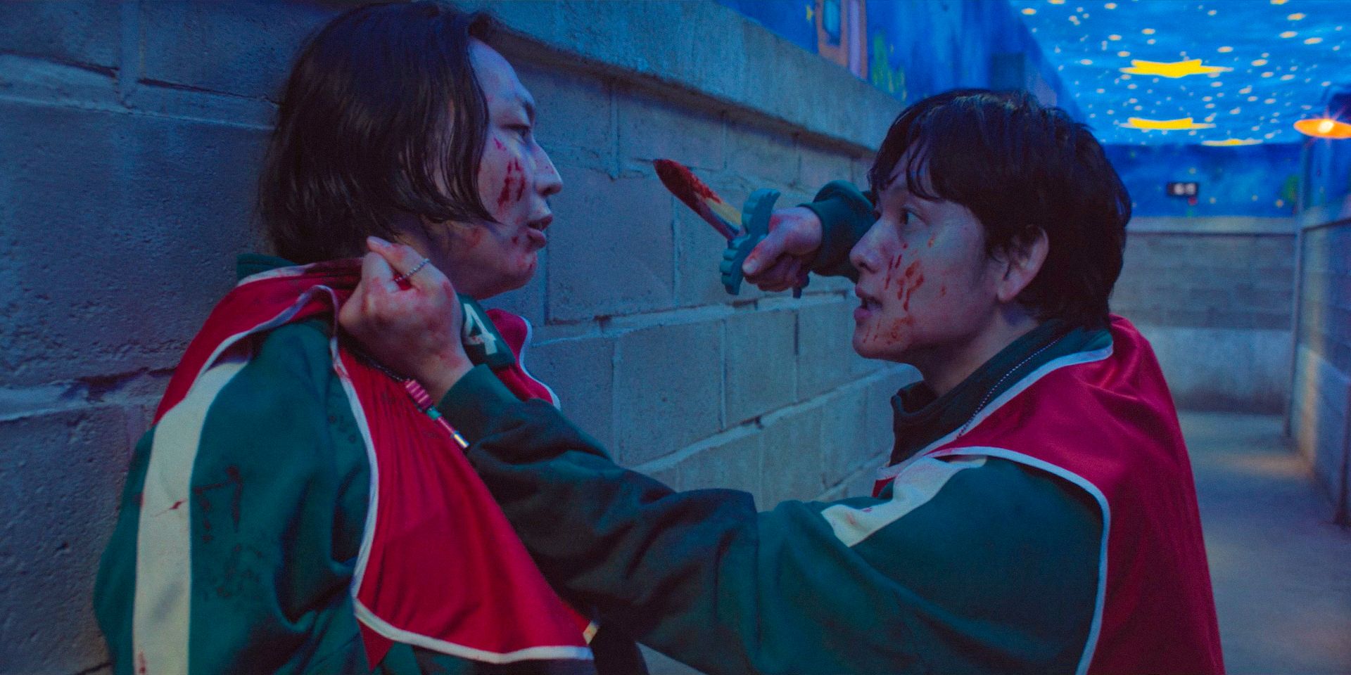 Myung-gi (Yim Si-wan) threatening Nam-gyu (Roh Jae-won) with a dagger in Squid Games Season 3 Ep 2