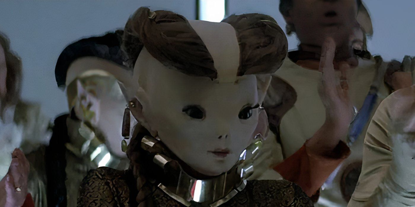 An Arcadian looks on in a crowd in Star Trek IV: The Voyage Home