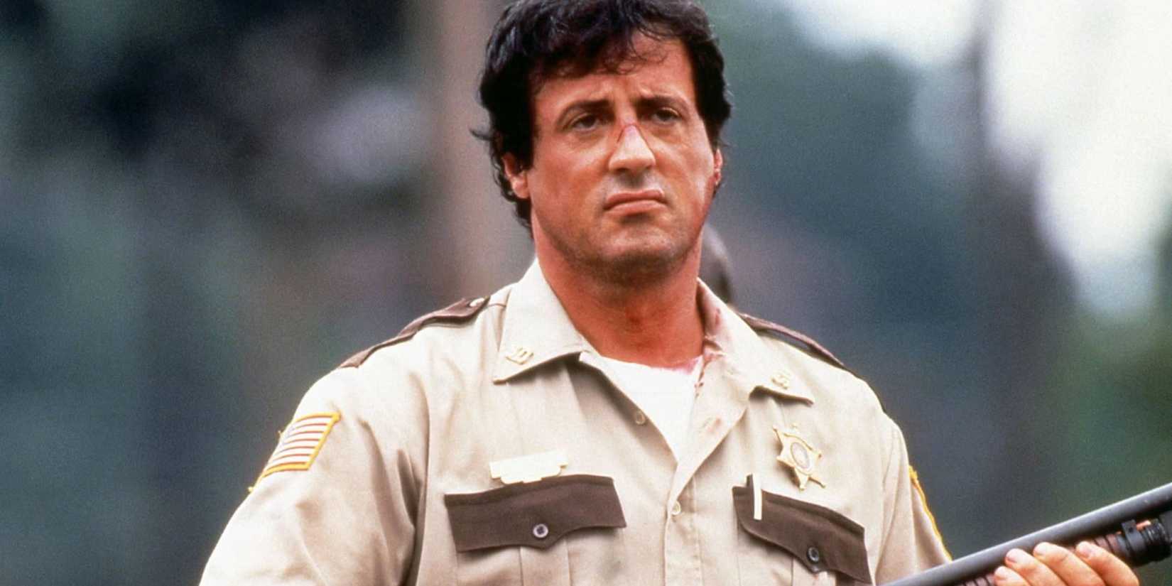 Sylvester Stallone Freddy holding a sH๏τgun in Cop Land