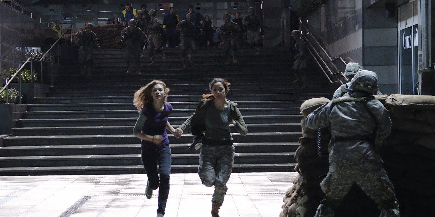Tammy and Scarlet running from a horde of infected in 28 Weeks Later