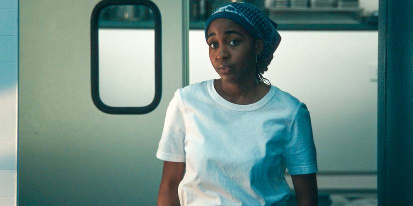 Sydney (Ayo Edebiri) levantando as sobrancelhas em descrença no Bear temporada 4 ep 1