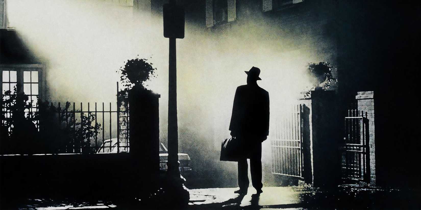 O padre Karras fica em um poço de luz fora da casa no exorcista