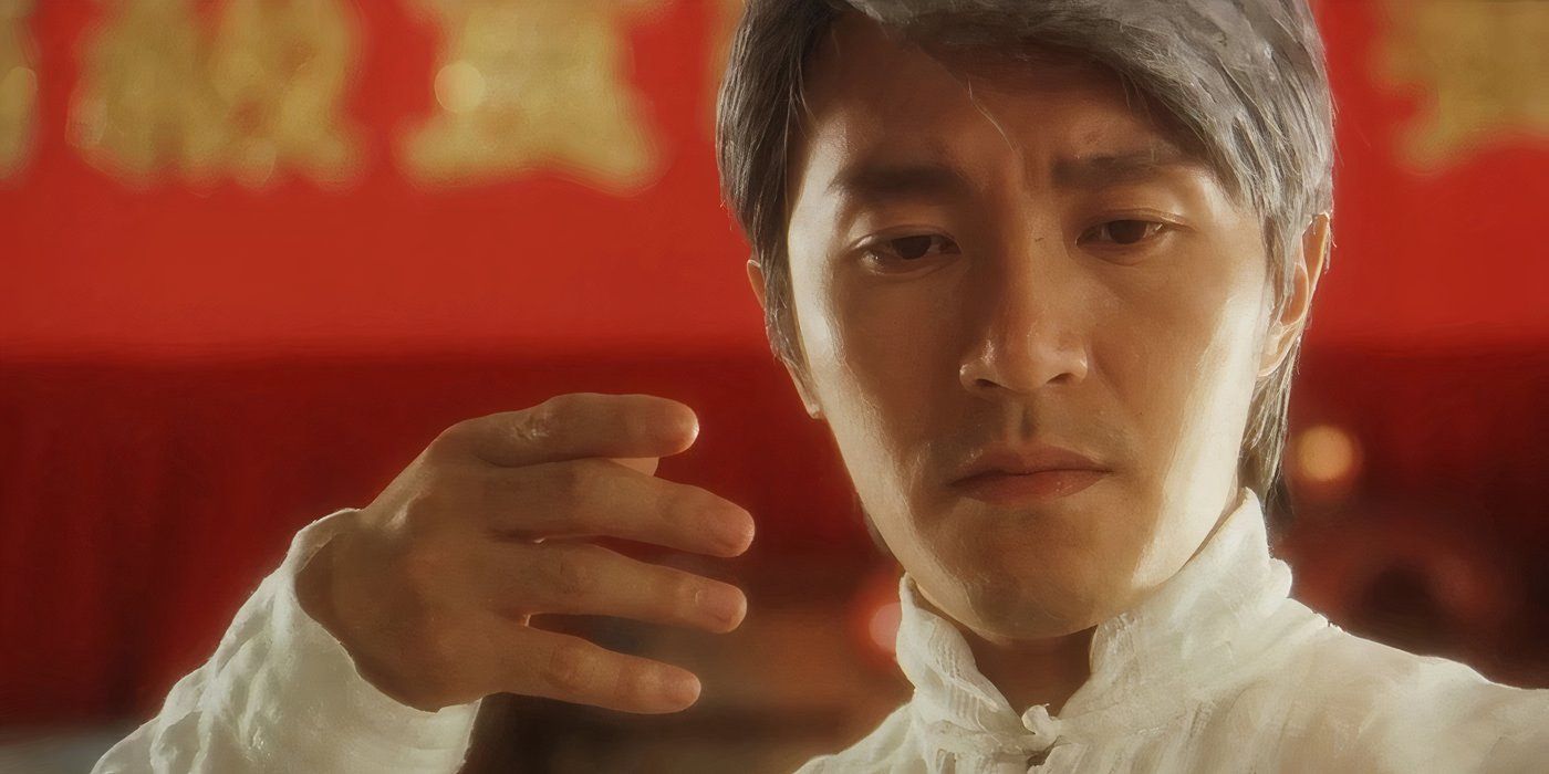 Stephen Chow holds up his hand dramatically in The God of Cookery