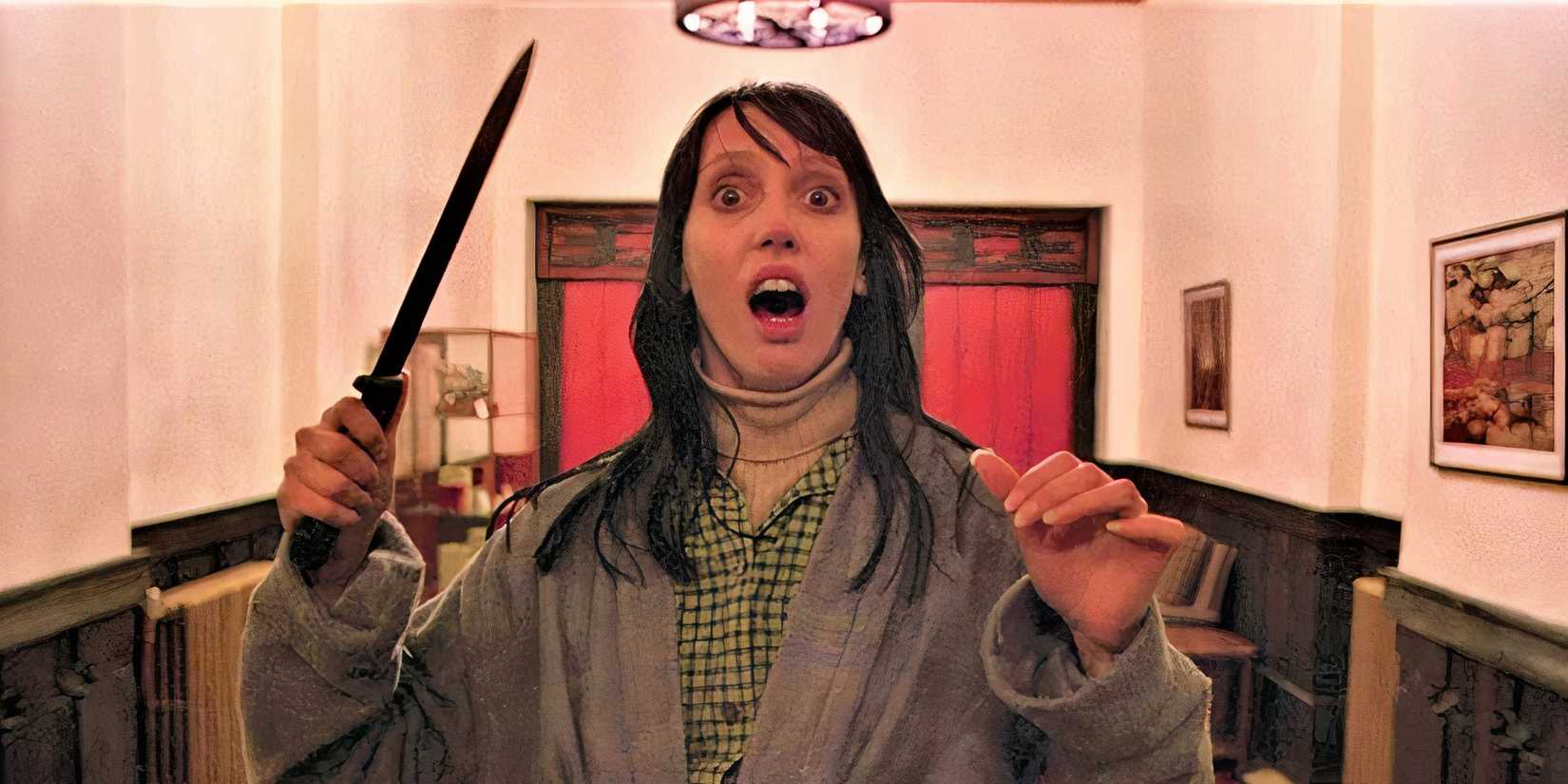 Wendy grita enquanto segura uma faca nos corredores no brilho