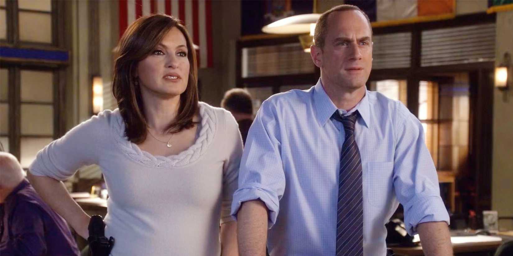 Benson and Stabler standing together in the squad room in Law & Order: SVU