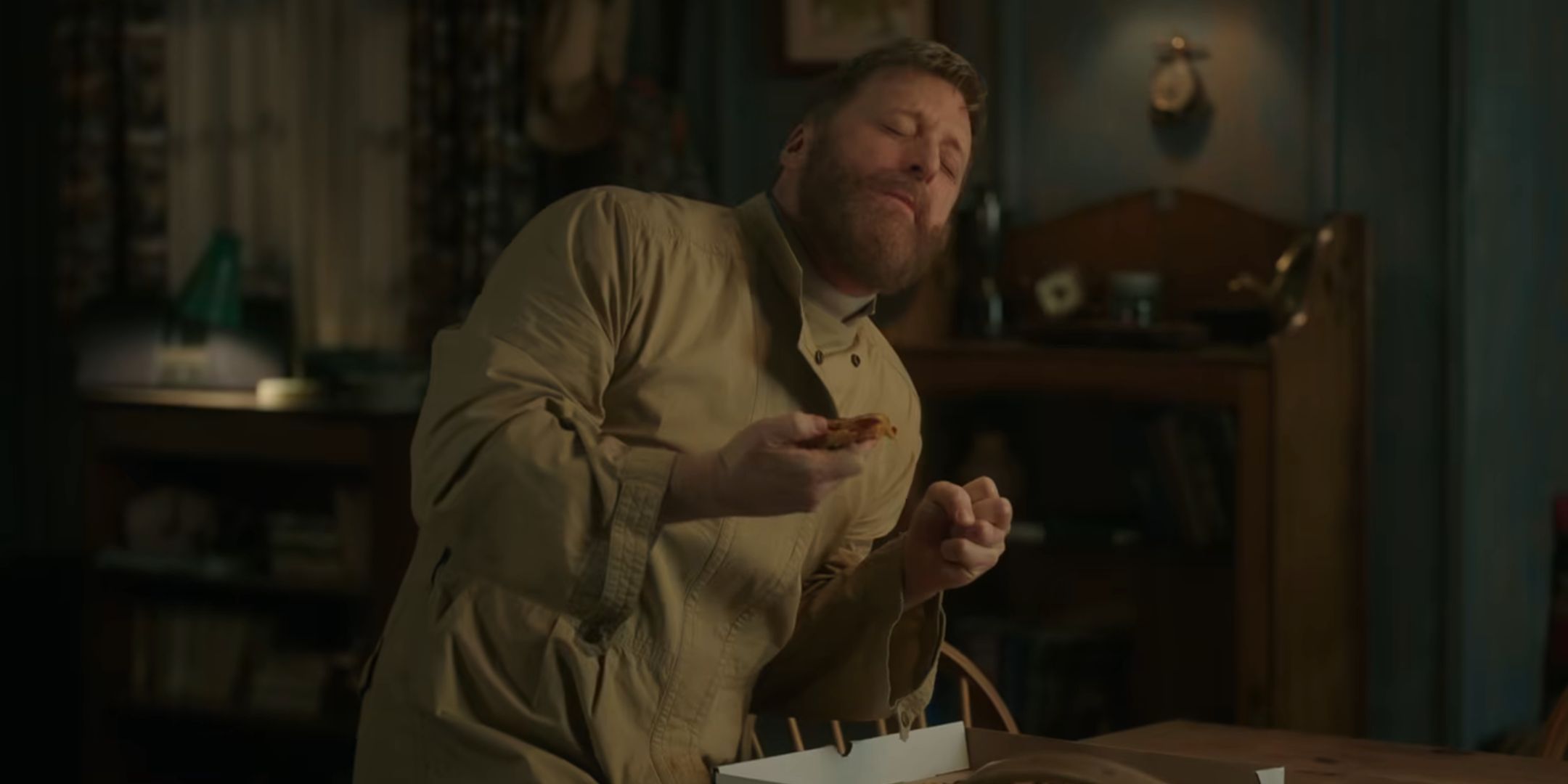Alan Tudyk eating pizza as Harry in Resident Alien