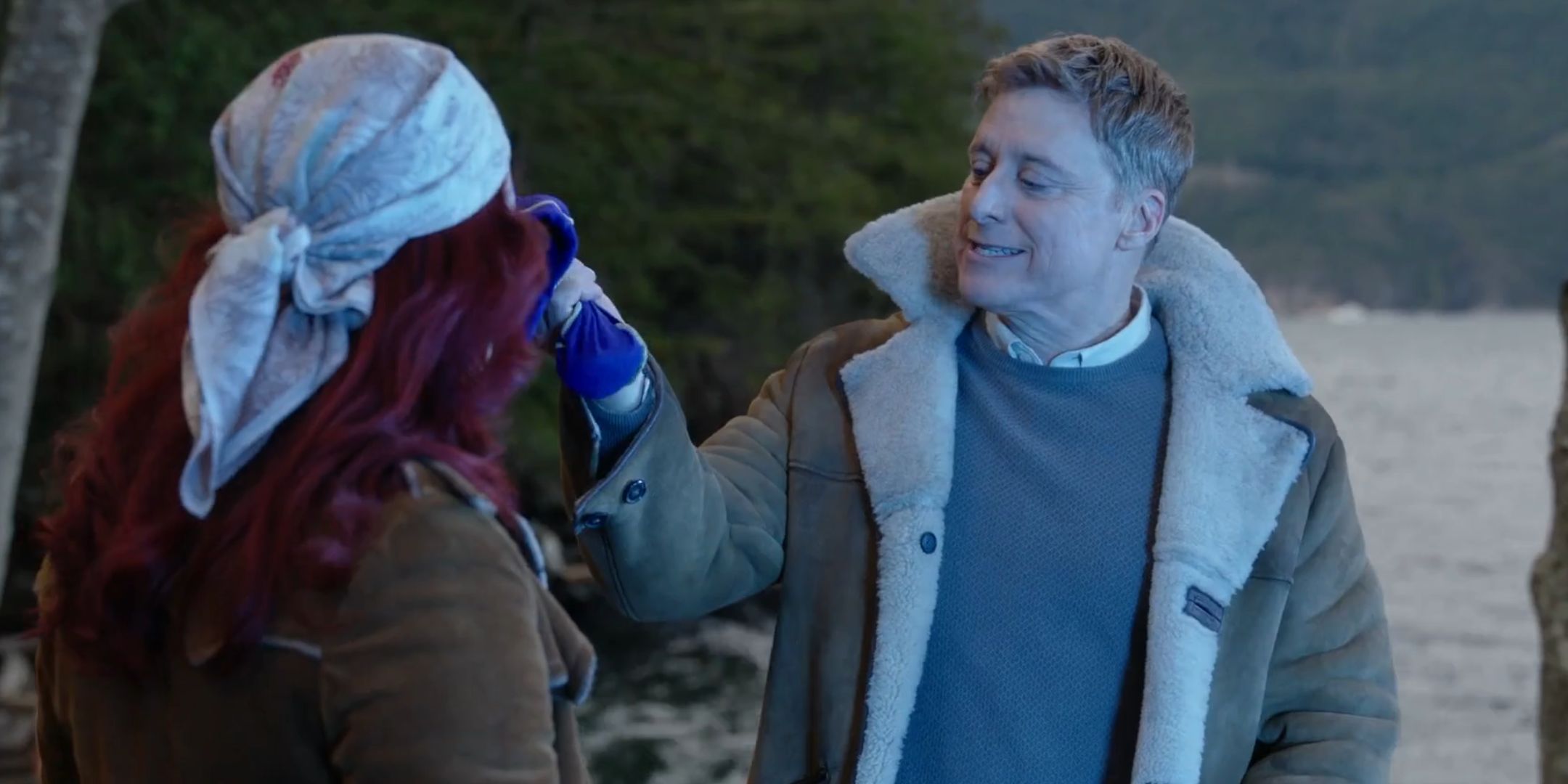 Alan Tudyk sebagai Harry Vanderspeigle di Alien Resident memegang tas kecil untuk menunjukkan D'Arcy Bloom (Alice Wetterlund))