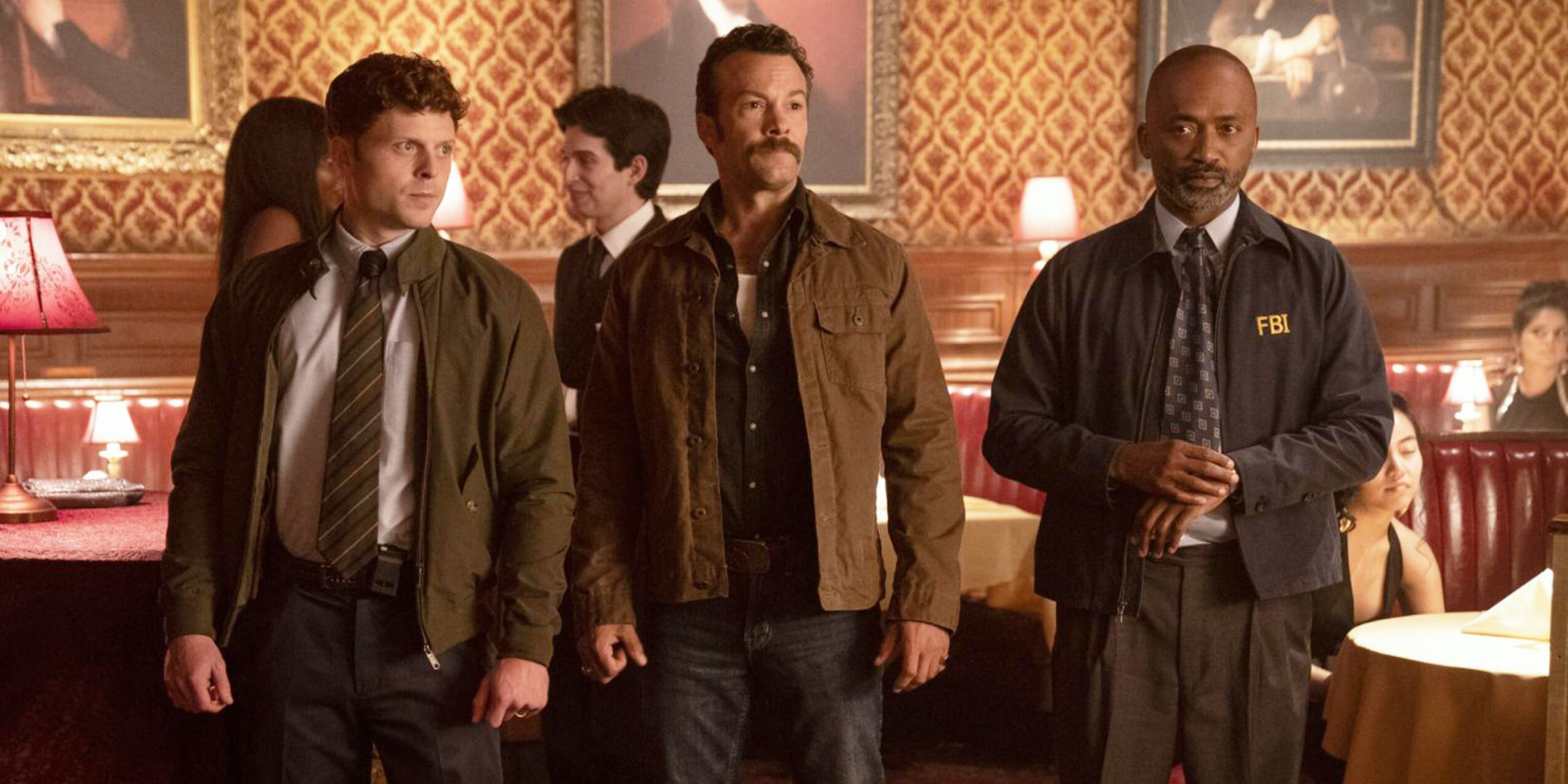 El elenco de NCIS Origins: Caleb Foote como Randy, Kyle Schmid como Mike Franks y Dajuan Johnson como Noah Oakley