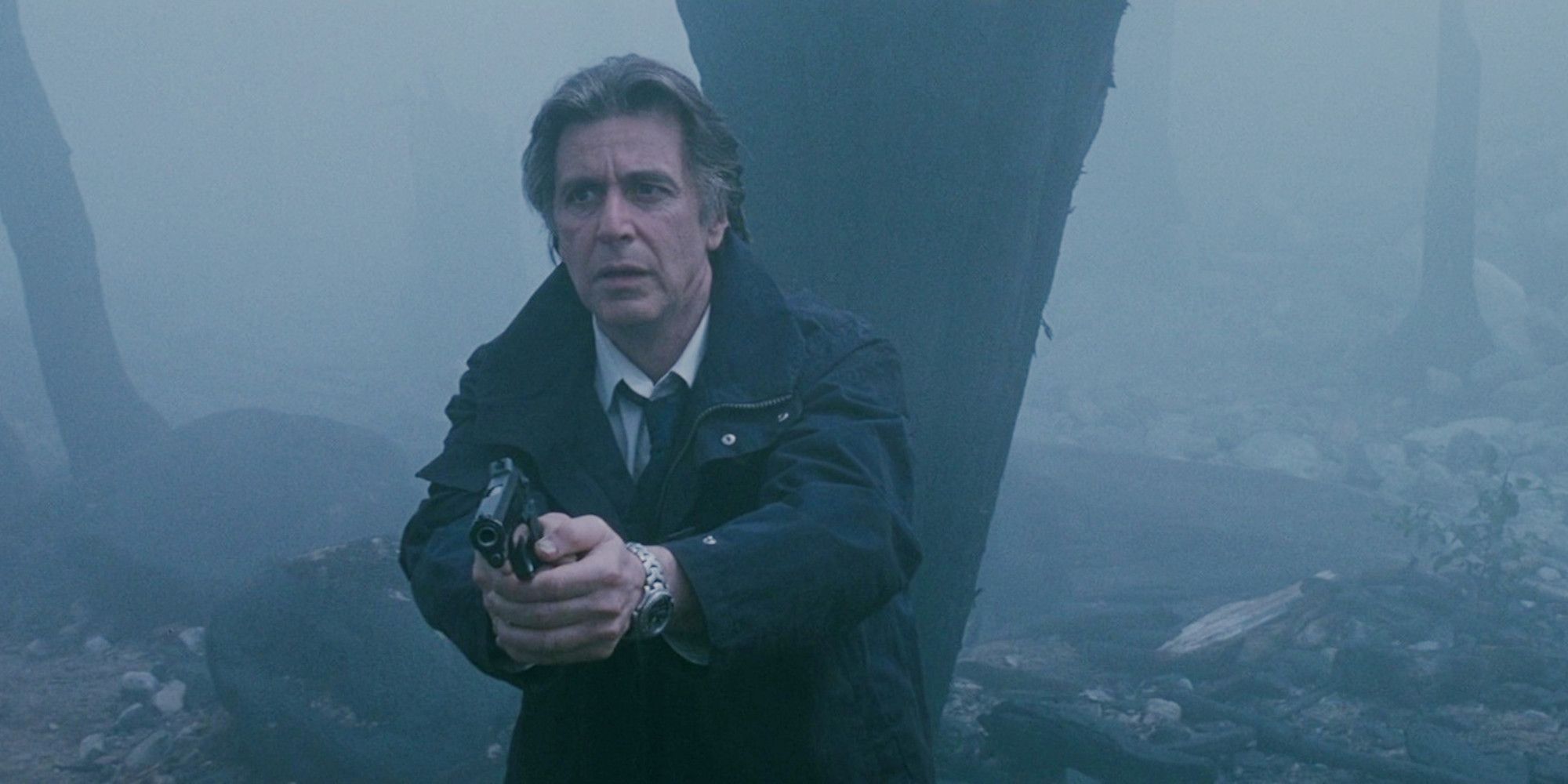 Al Pacino perambulando pela neblina apontando com uma arma em uma cena de Insomnia