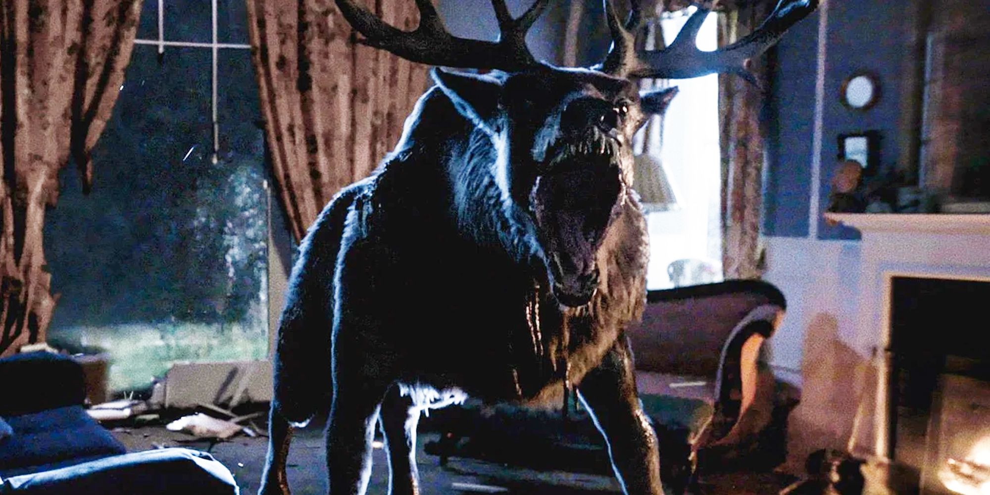 Bambi ruggisce in soggiorno con finestra rotta in Bambi The Reckoning