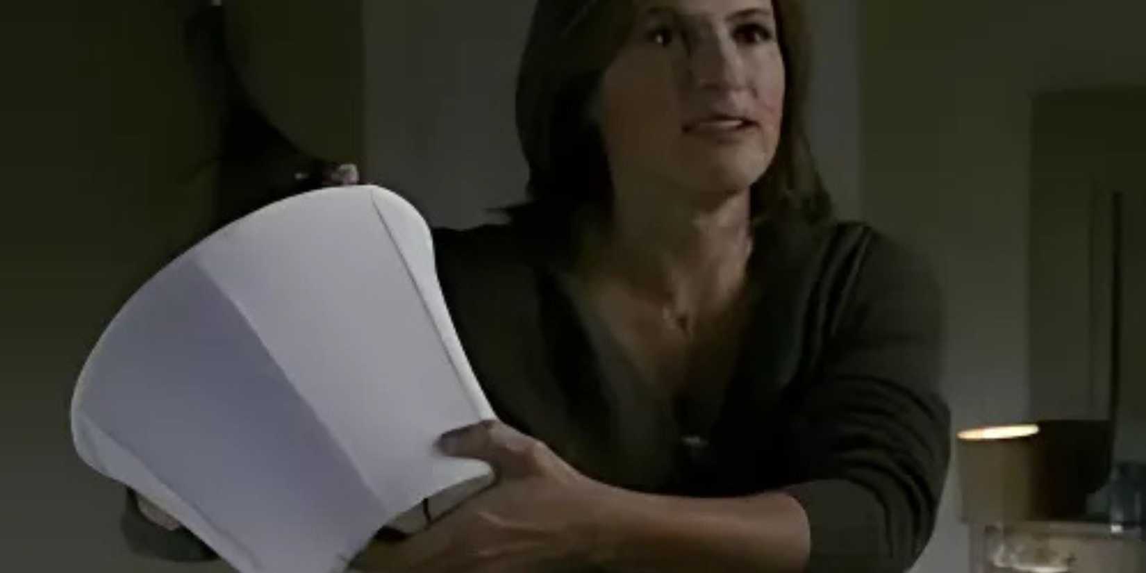 Benson defends herself with a lamp in Law & Order: SVU