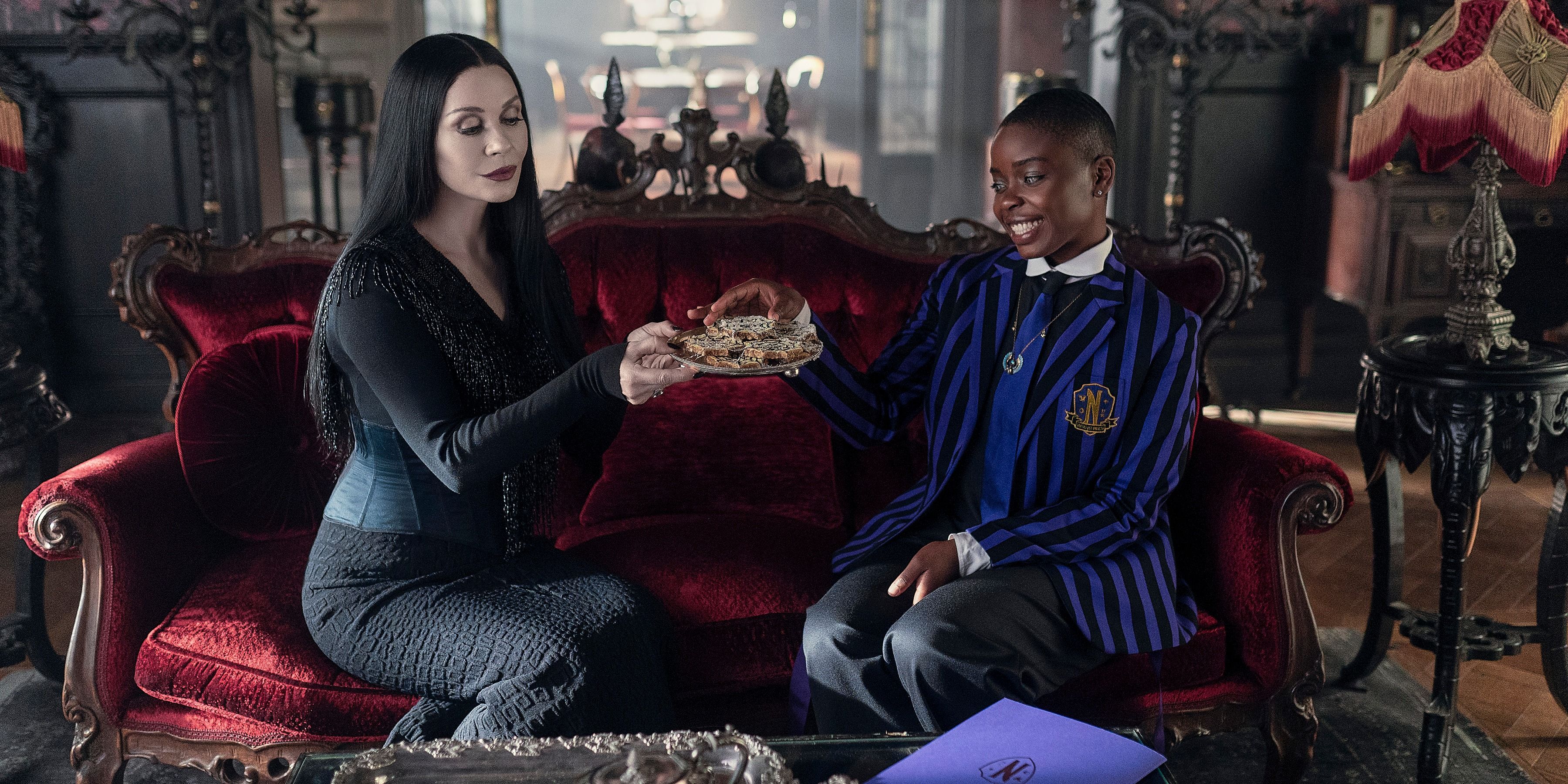 Bianca e Morticia sedute insieme nella stagione 2 di Wednesday