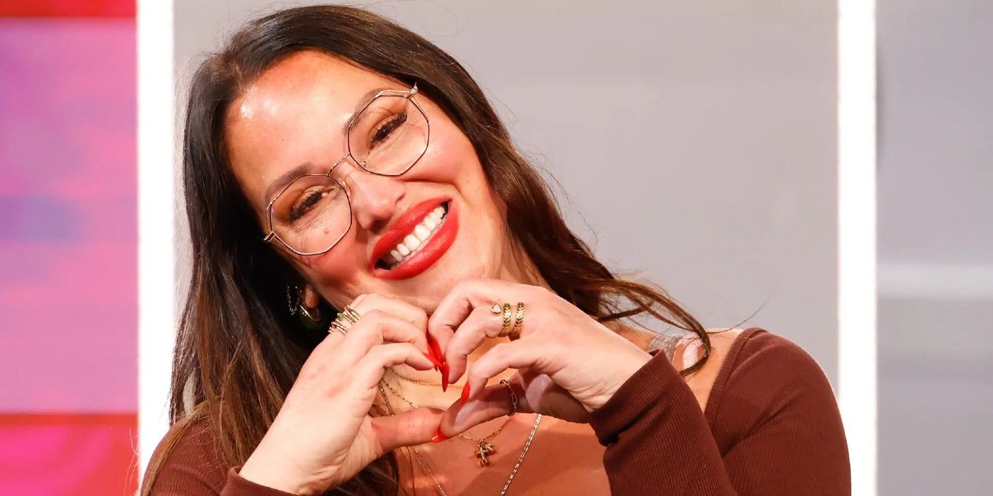 Big Brother 27 Houseguest Amy Bingham Making Heart Symbol With Hands
