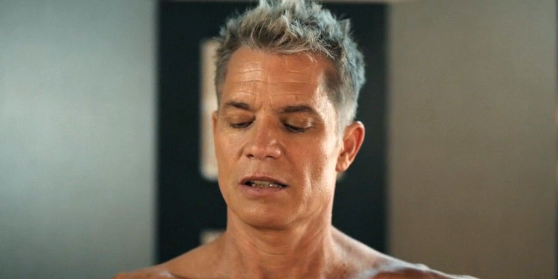 Clark Ross (Timothy Olyphant) completamente nudo durante una scena in Stick