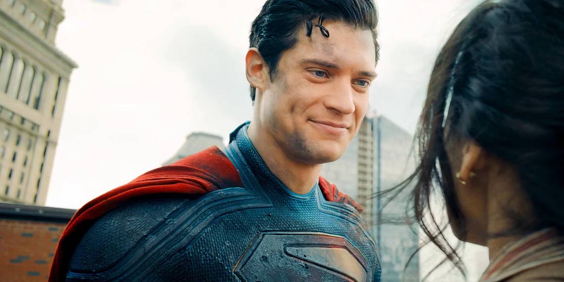 David Corenswet nei panni di Superman sorride