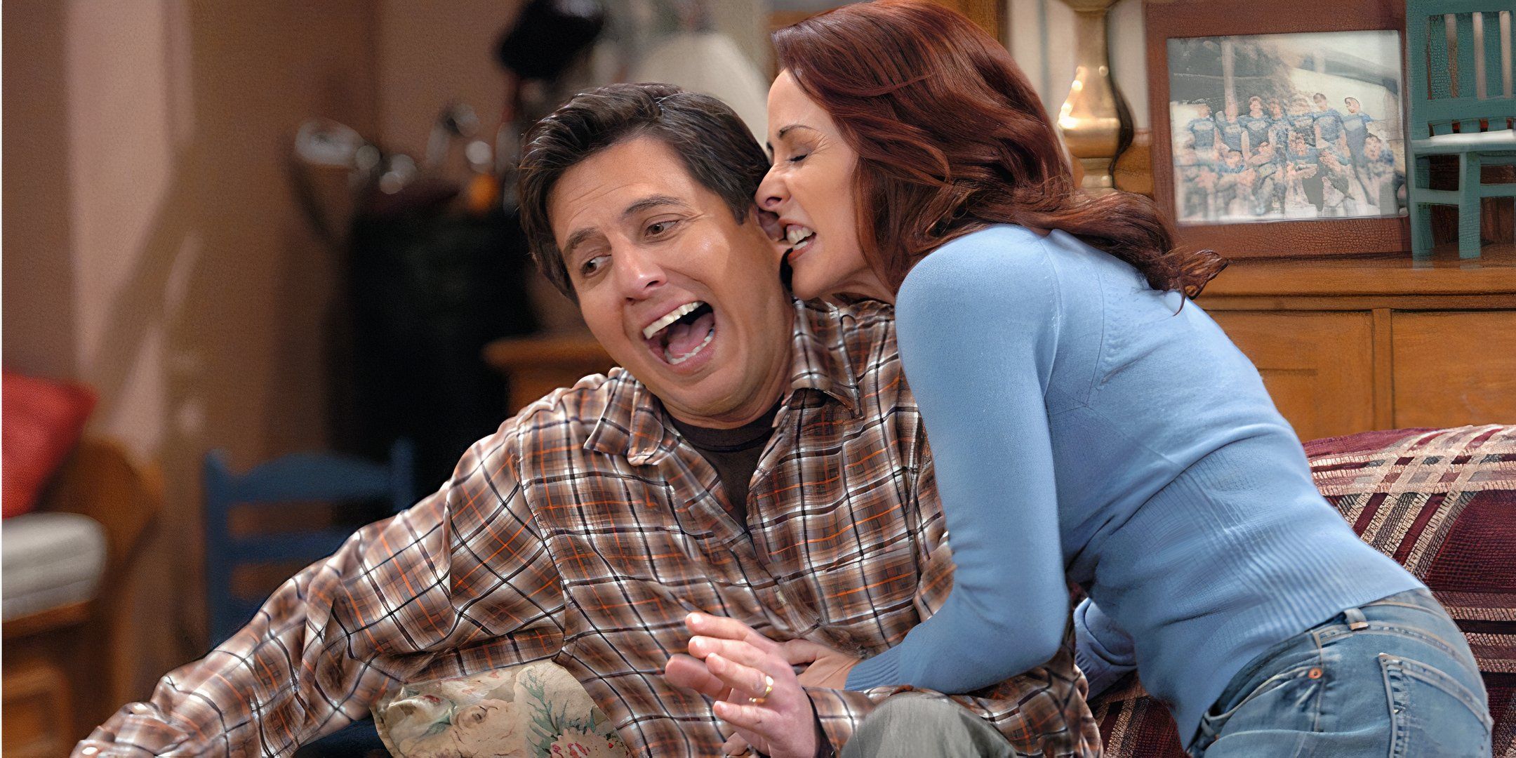 Debra (Patricia Heaton) bites Ray's cheek (Ray Romano) on everyone loves Raymond