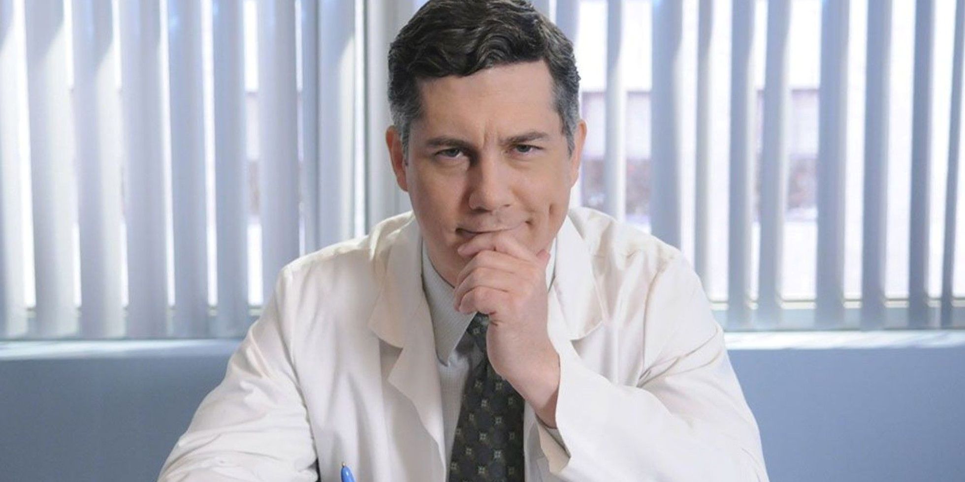 Dr Spaceman seduto nel suo ufficio in 30 Rock