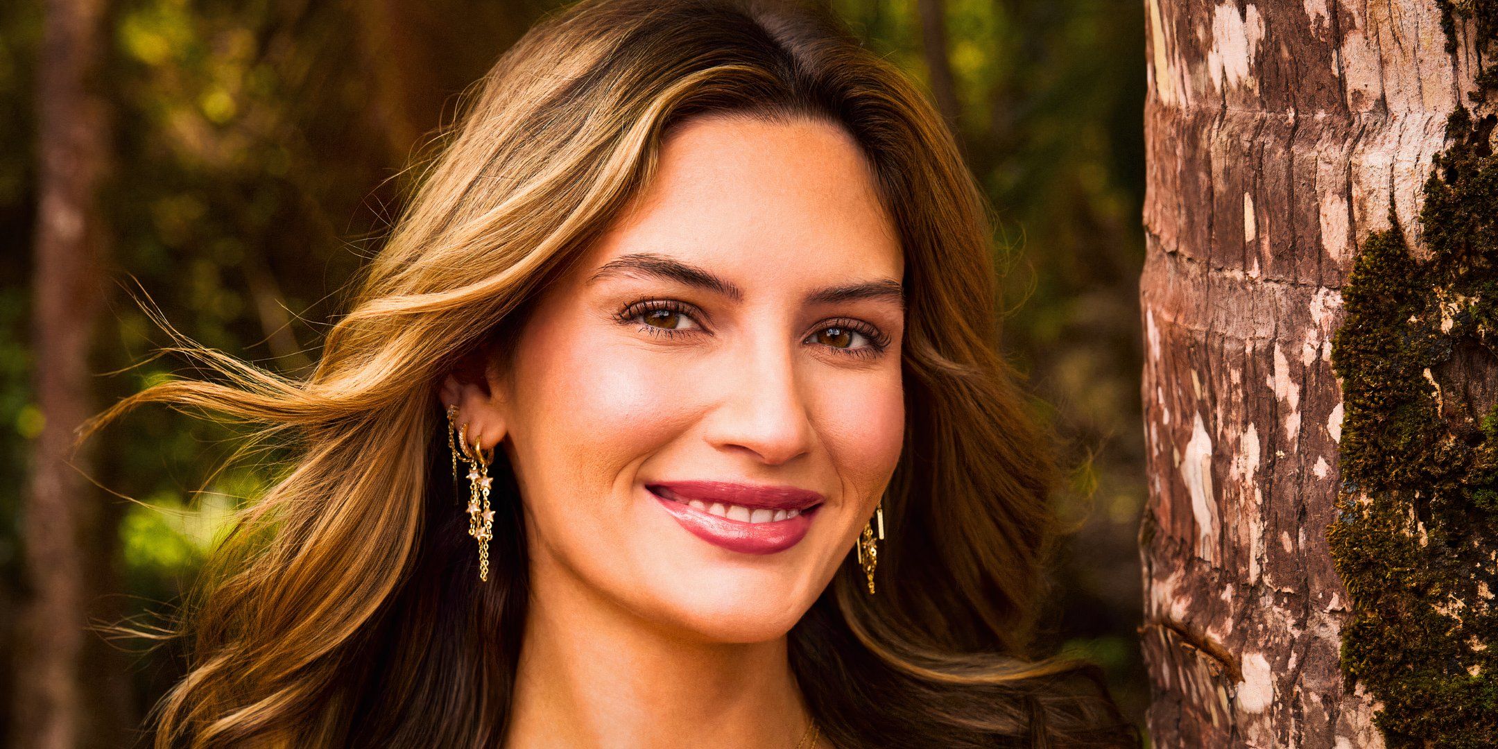 Bachelor in Paradise Season 10 Contestant Kat Izzo Standing Next to a Tree