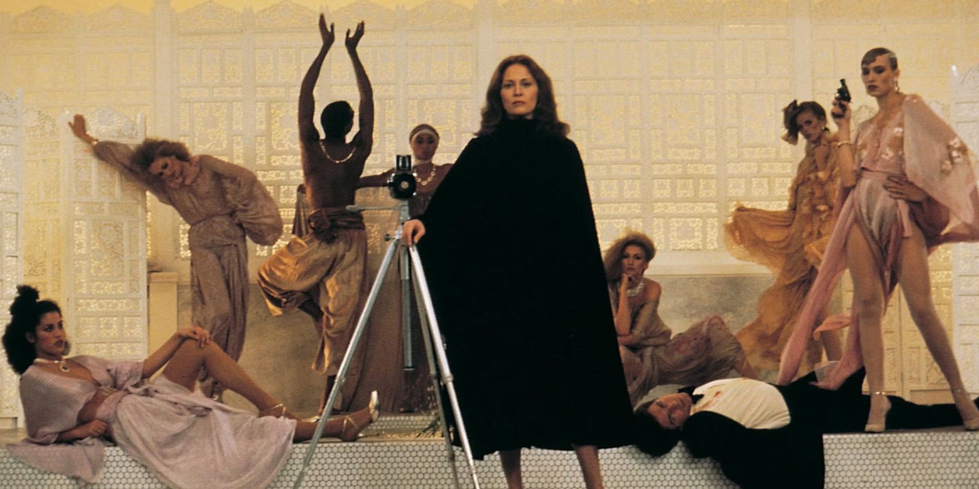 Faye Dunaway doing a pH๏τo shoot in Eyes of Laura Mars