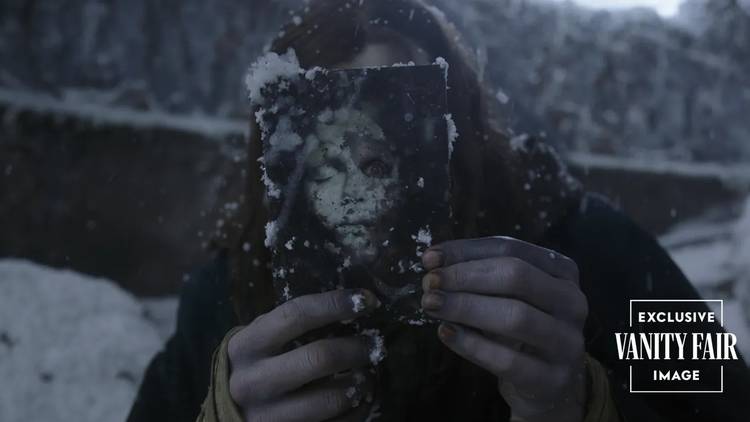 Új képek a Frankensteinből – így néz ki az új szörny 15 frankenstein s monster holding picture in frankenstein