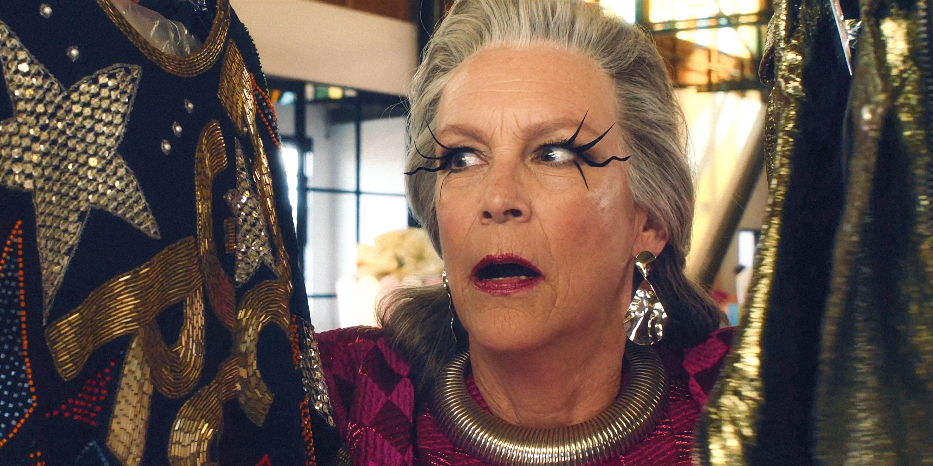 Tess (Jamie Lee Curtis) usando cílios longos na sexta -feira mais esquisita (2025)