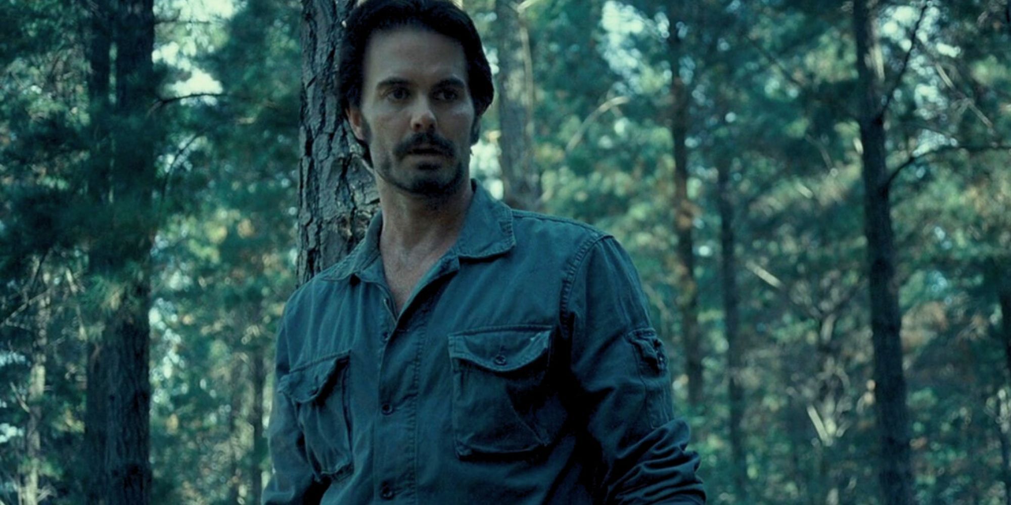 Garret Dillahunt nei panni di Krug nella foresta de La Casa sulla Spiaggia