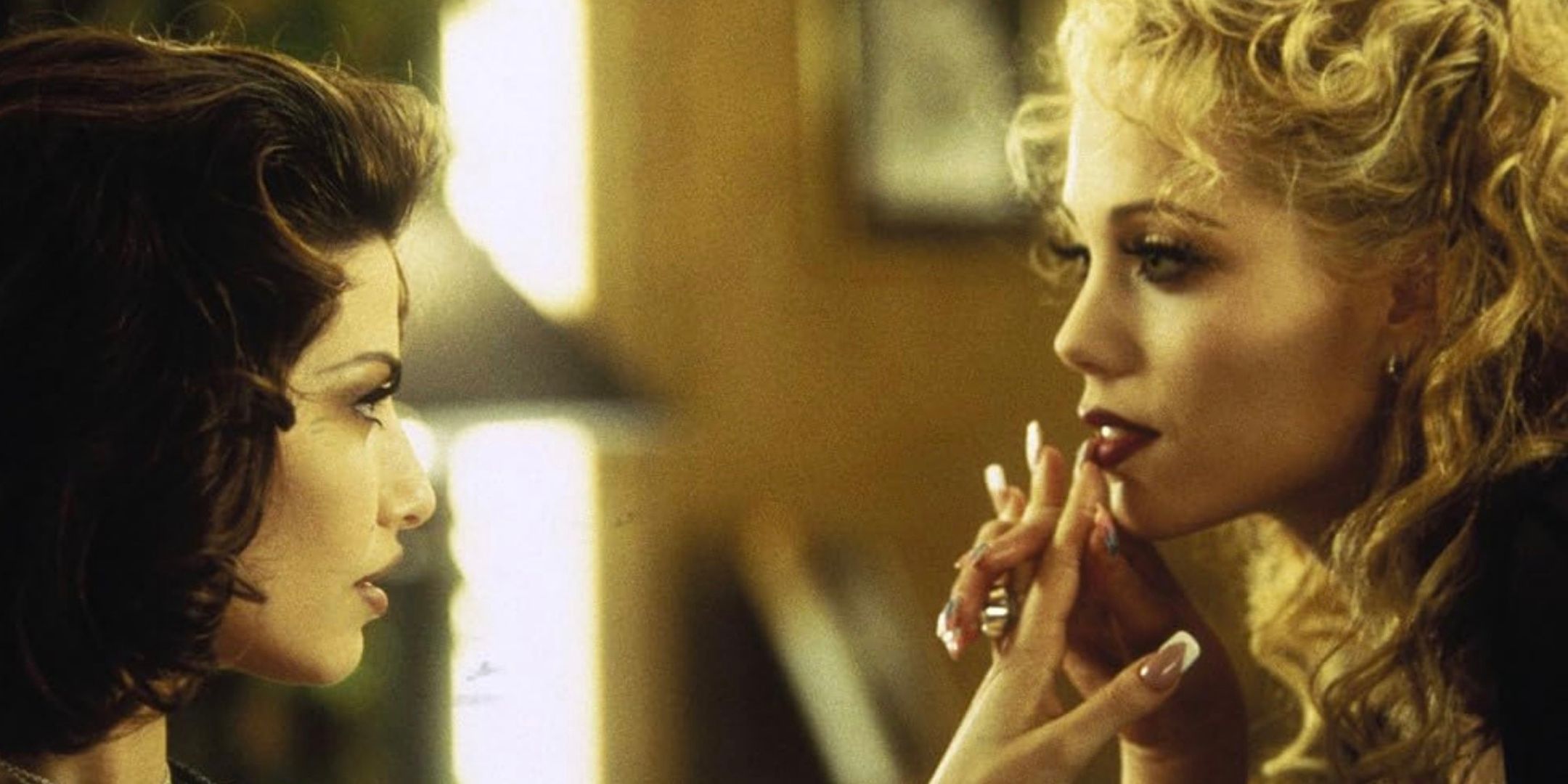 Gina Gershon e Elizabeth Berkley de Showgirls